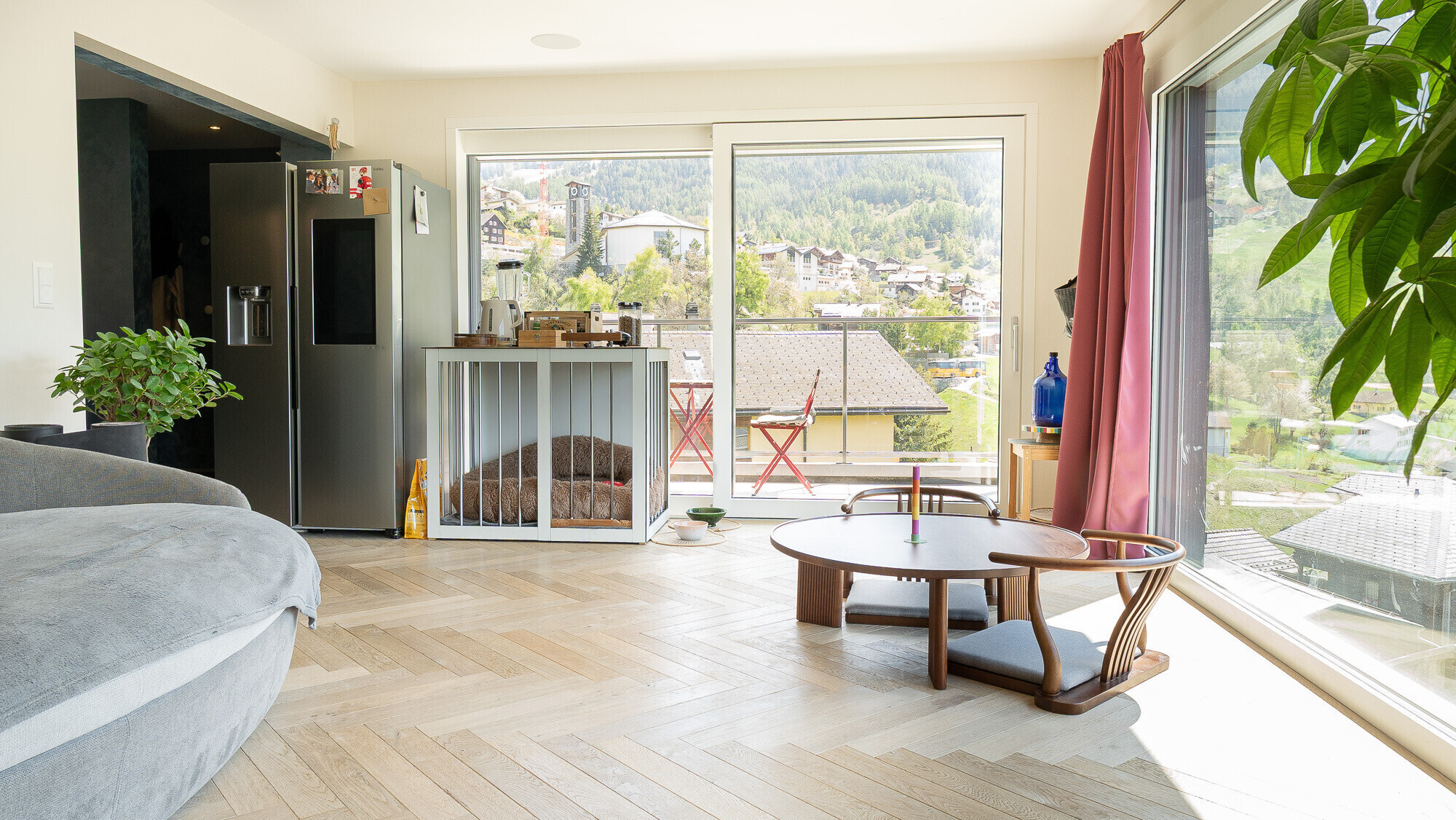 Helles Wohn-Esszimmer mit Alpenblick