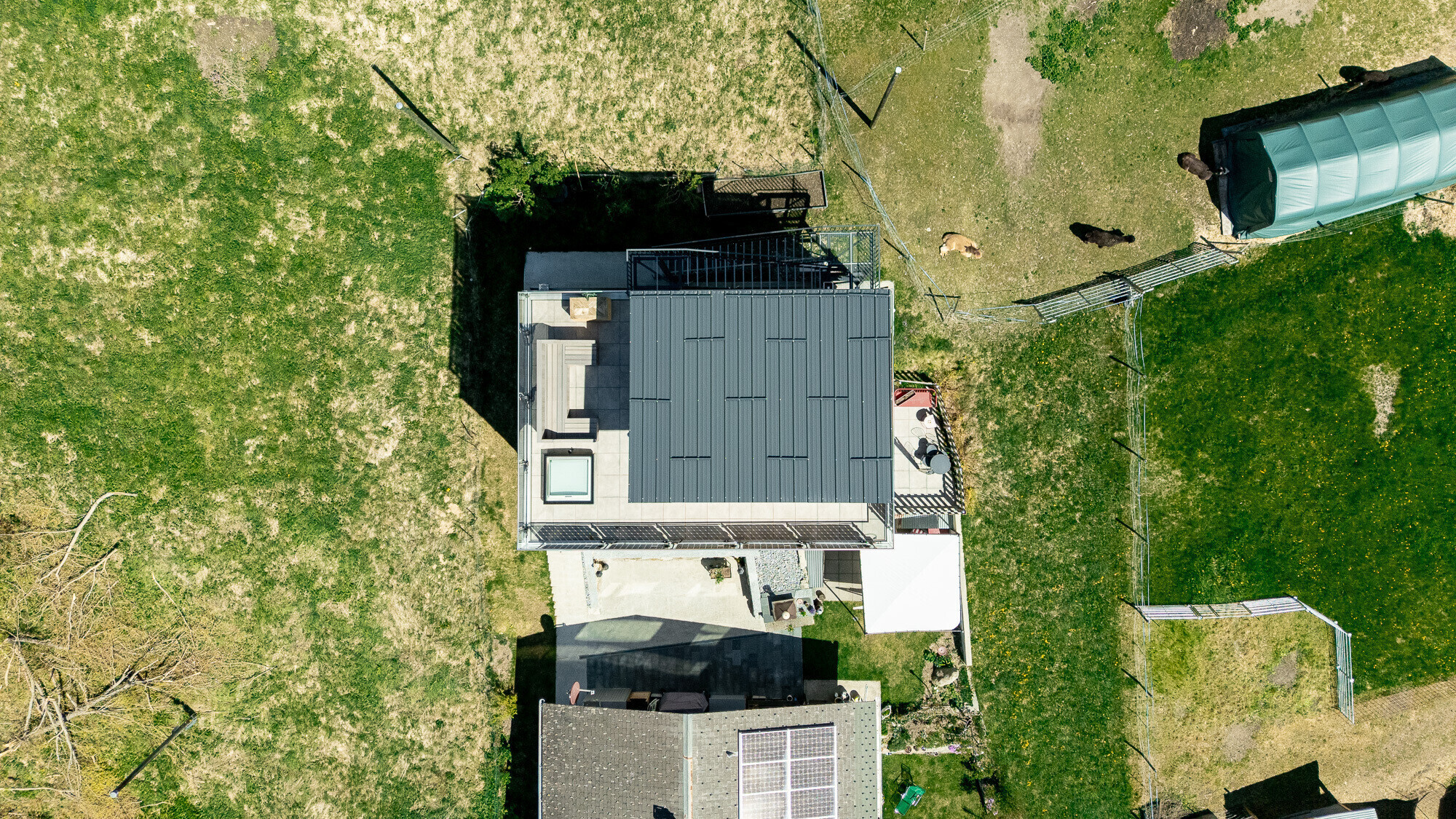 Luftaufnahme eines Einfamilienhauses mit Garten