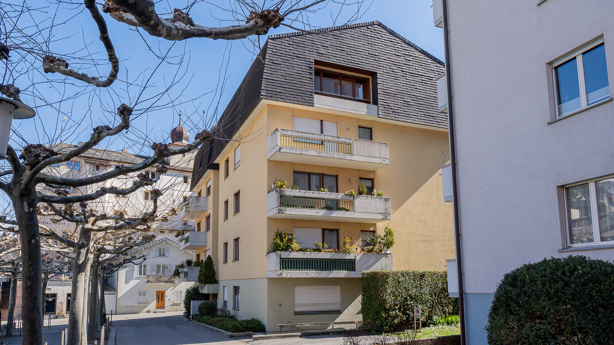 Mehrfamilienhaus mit Balkonen in ruhiger Wohnumgebung