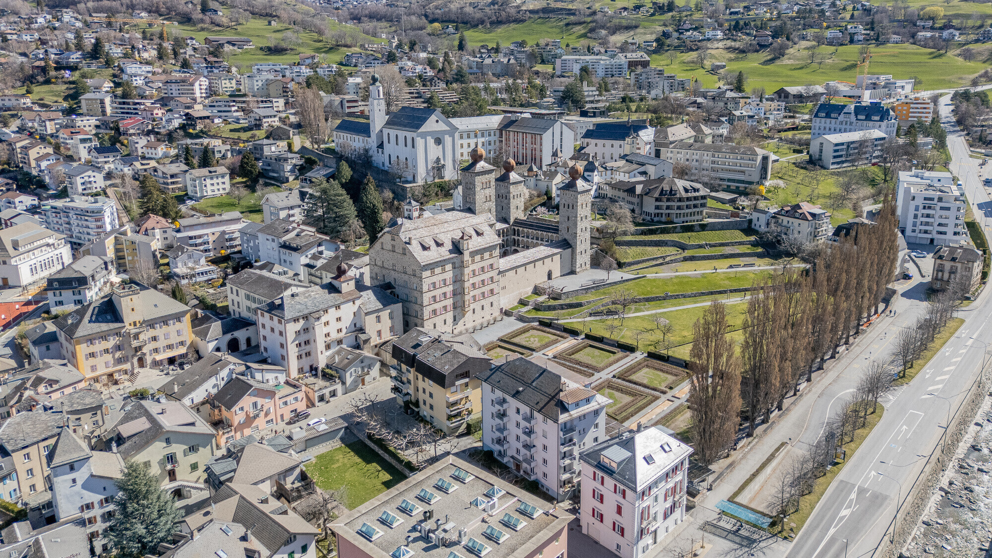 Städtische Luftaufnahme mit historischer Anlage