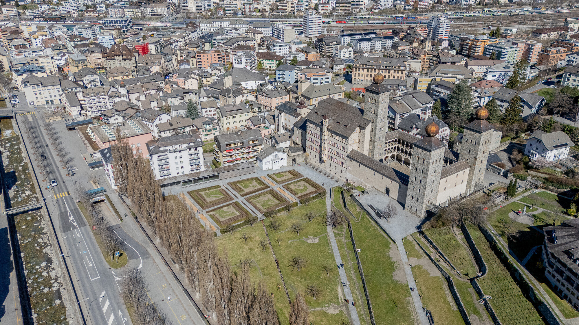 Luftaufnahme einer Stadt mit historischer Gebäudestruktur