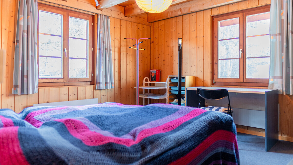 Gemütliches Holzschlafzimmer