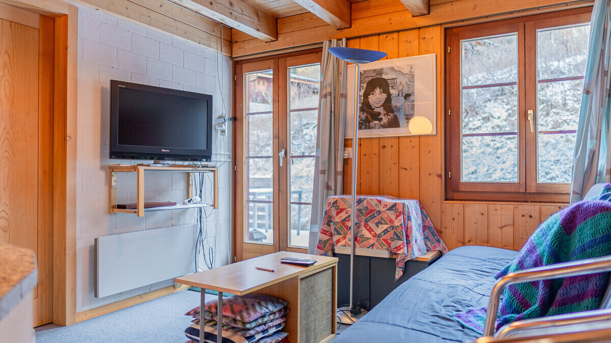 Gemütliches Wohnzimmer mit Holzvertäfelung