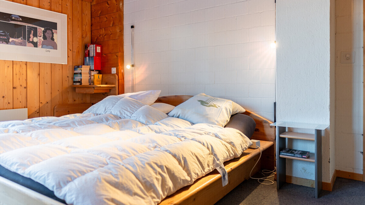 Gemütliches Schlafzimmer mit Holzvertäfelung