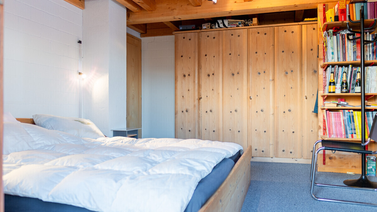 Gemütliches Schlafzimmer mit Holzschrankwand