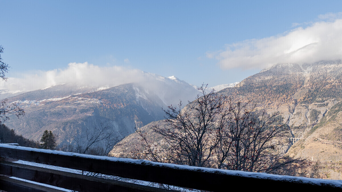 Bergpanorama mit verschneiter Landschaft