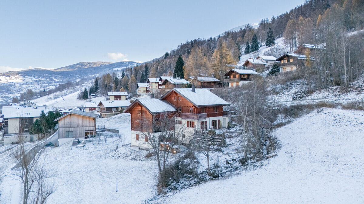 Winterliches Bergdorf mit Chalets