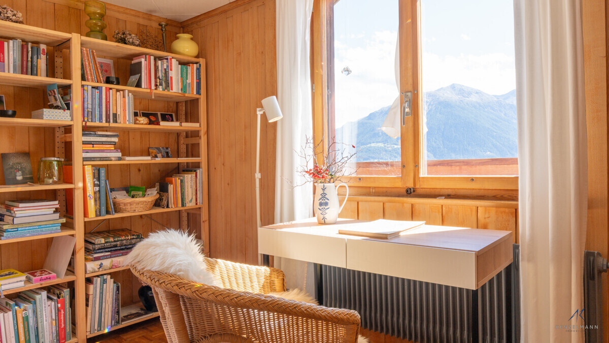 Gemütliches Arbeitszimmer mit Bergblick