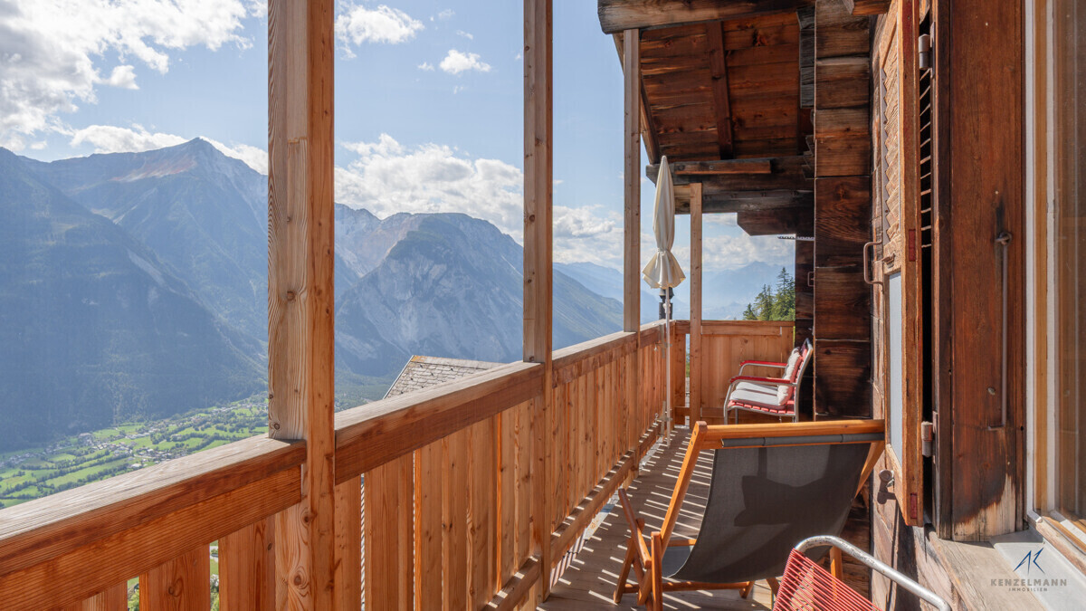 Balkon mit Bergpanorama