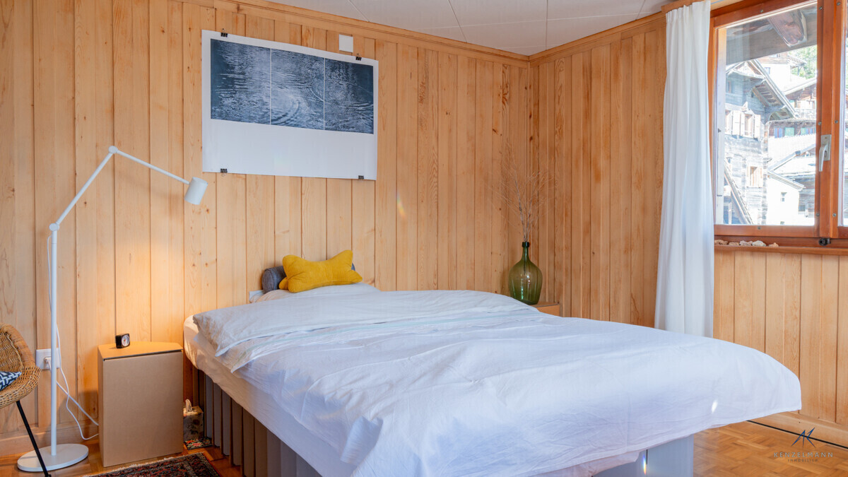 Gemütliches Schlafzimmer mit Holzvertäfelung