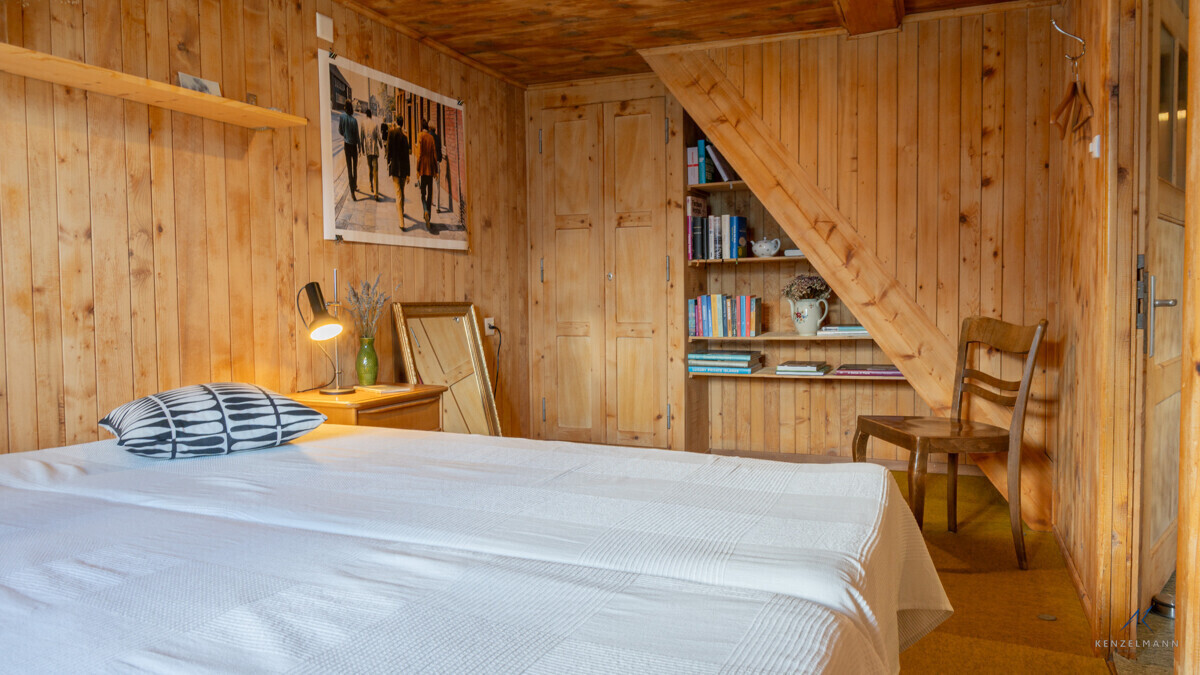 Rustikales Schlafzimmer mit viel Holz
