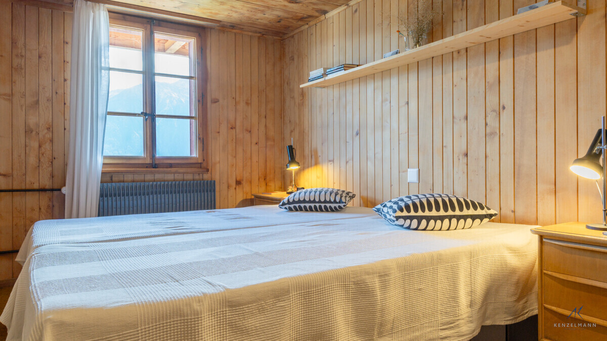 Gemütliches Holzschlafzimmer mit Bergblick