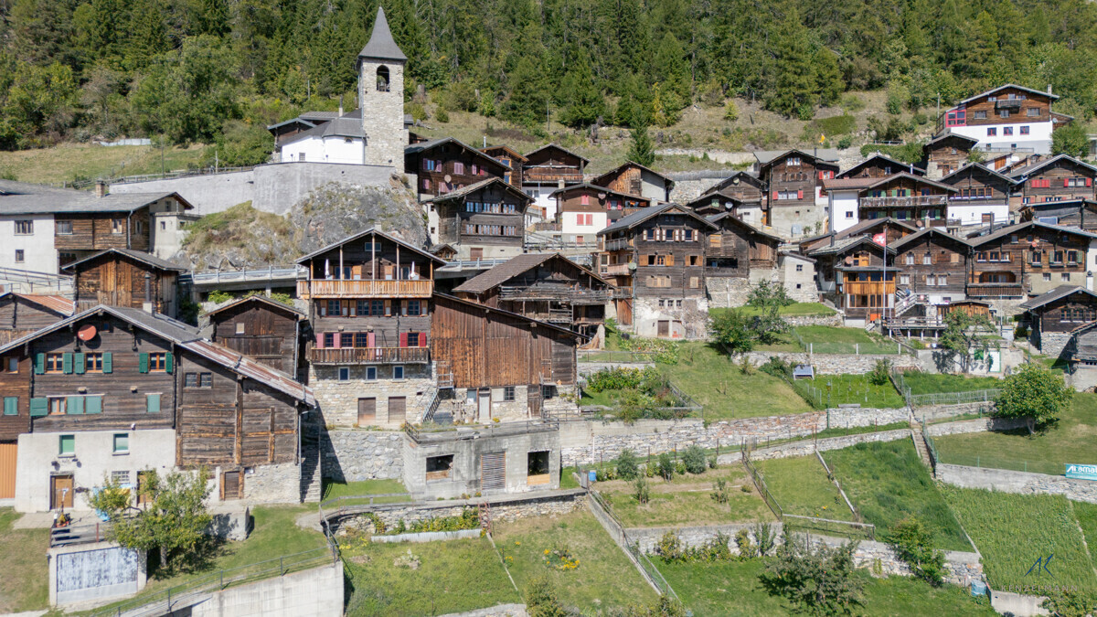 Alpines Dorf mit traditionellen Chalets
