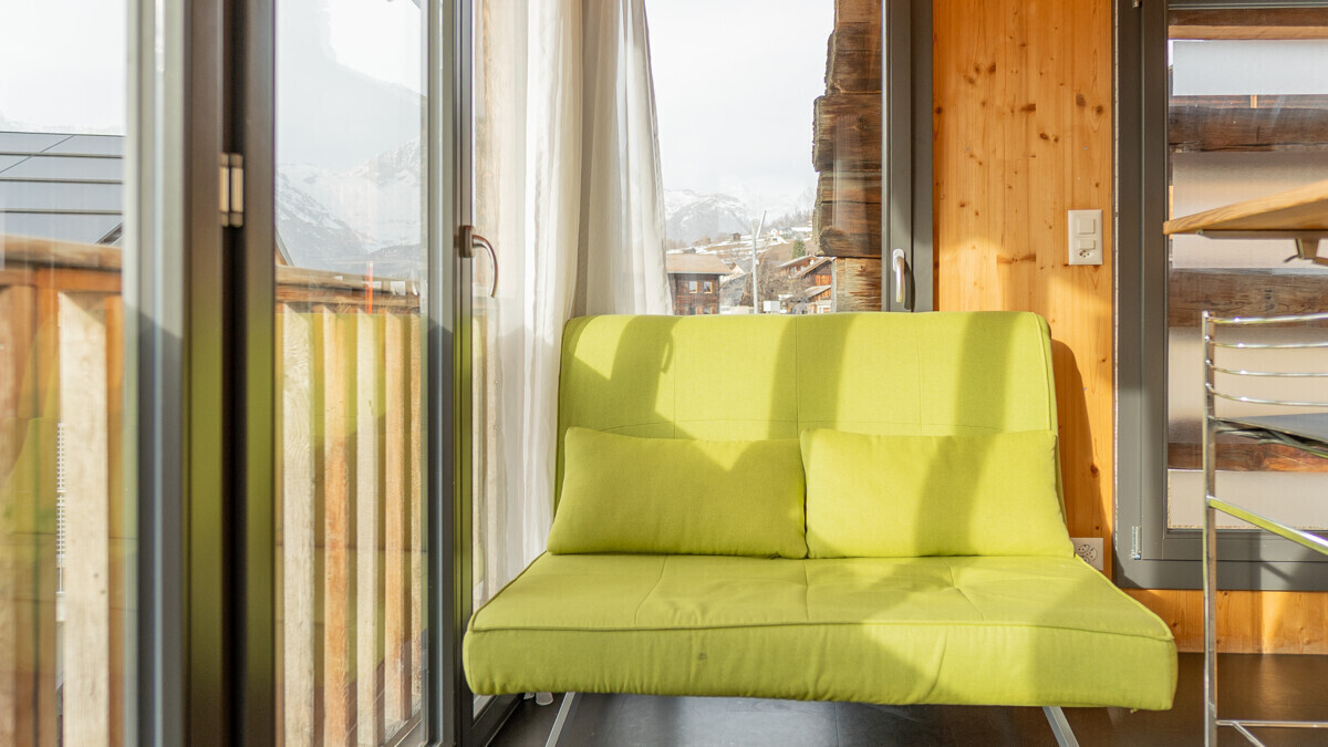 Sonniger Sitzbereich am Fenster