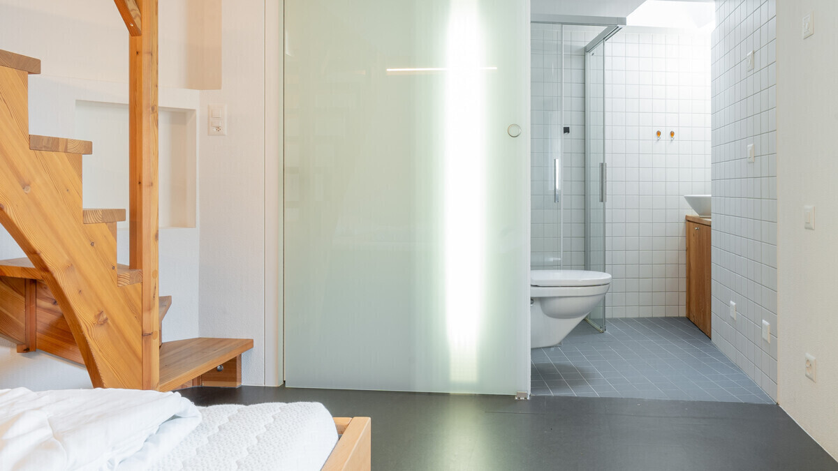 Modernes Badezimmer mit Treppe und Schiebetür