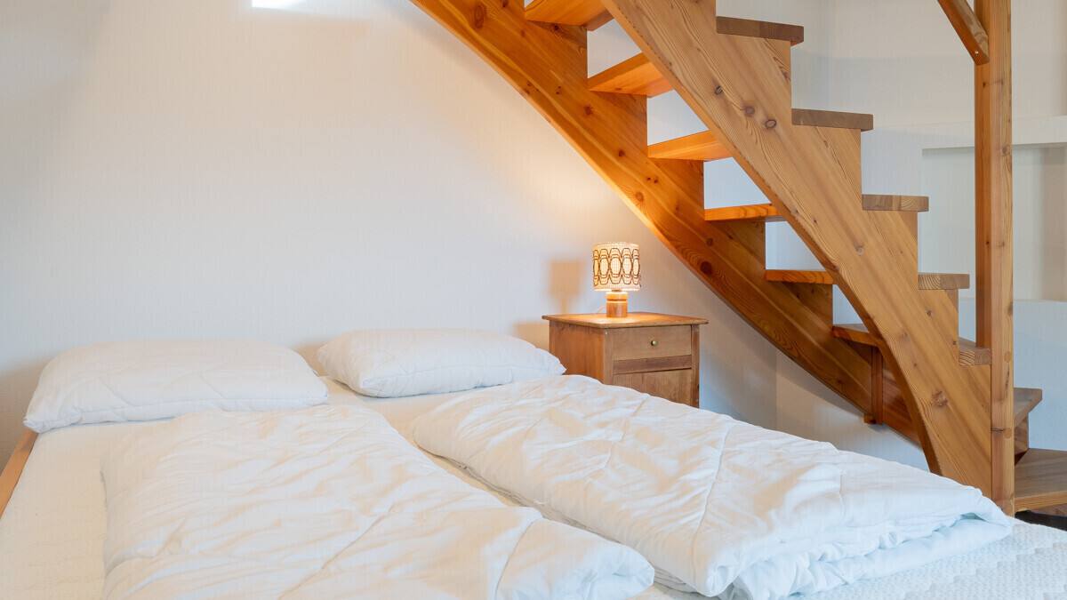 Schlafzimmer mit Holztreppe