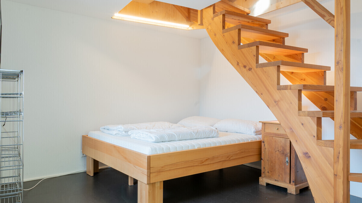 Schlafbereich mit Holztreppe