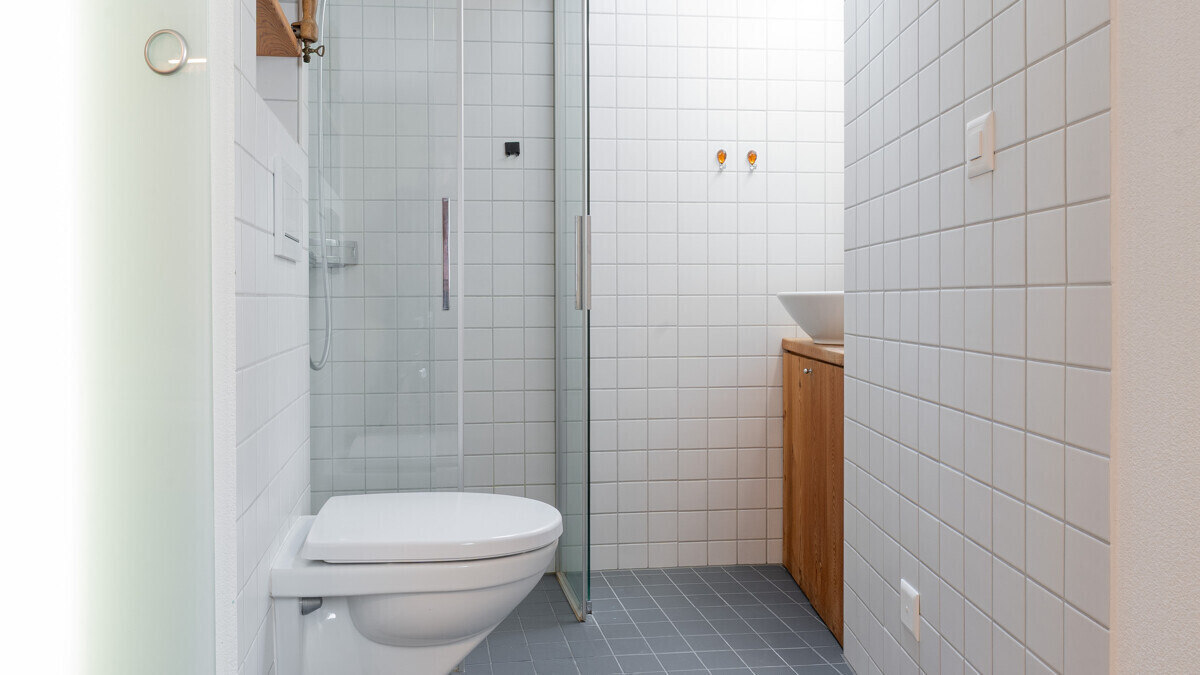 Modernes Badezimmer mit Dusche und WC