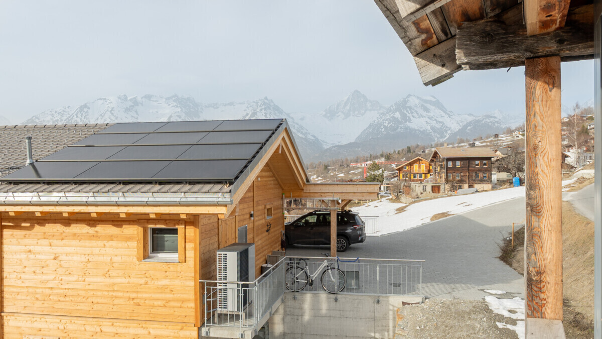 Alpines Holzhaus mit Bergblick