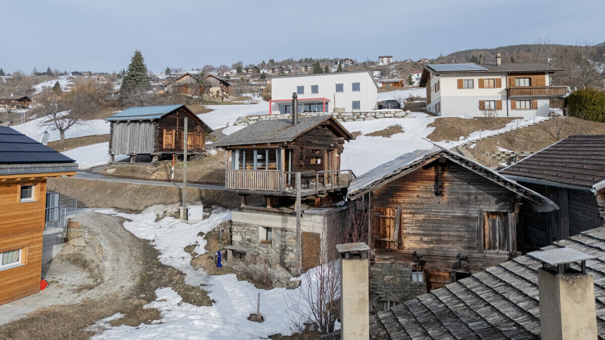 Alpine Siedlung mit traditionellen Holzhäusern