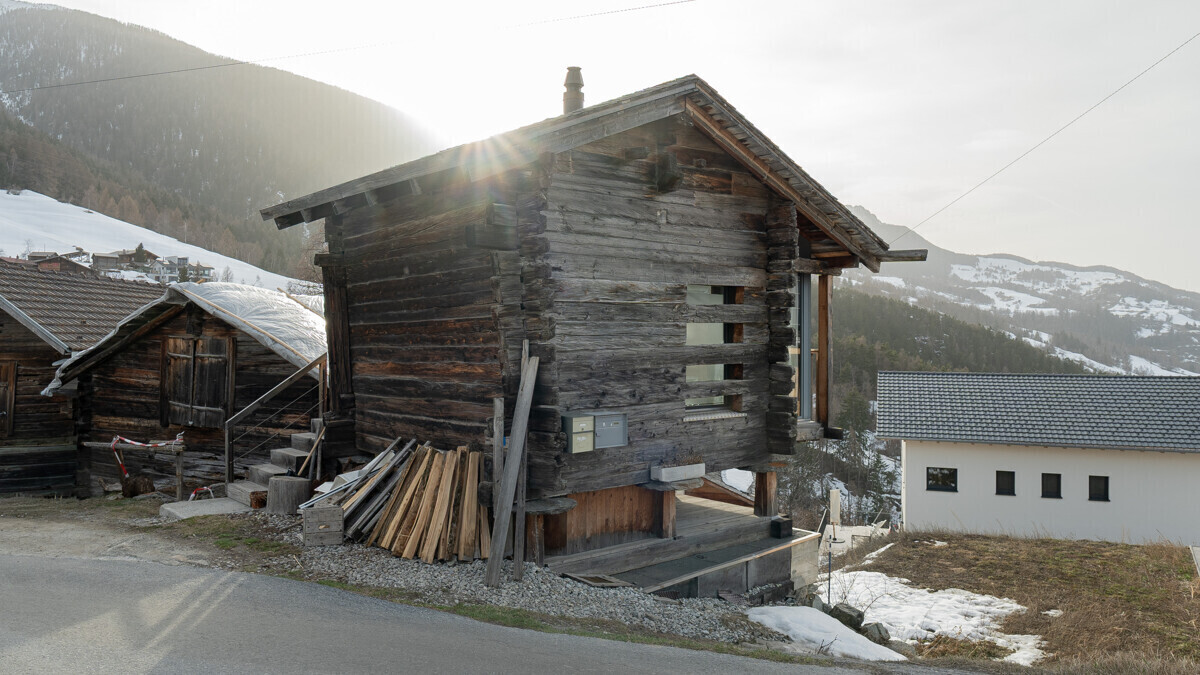 Alte Berghütte im Schnee