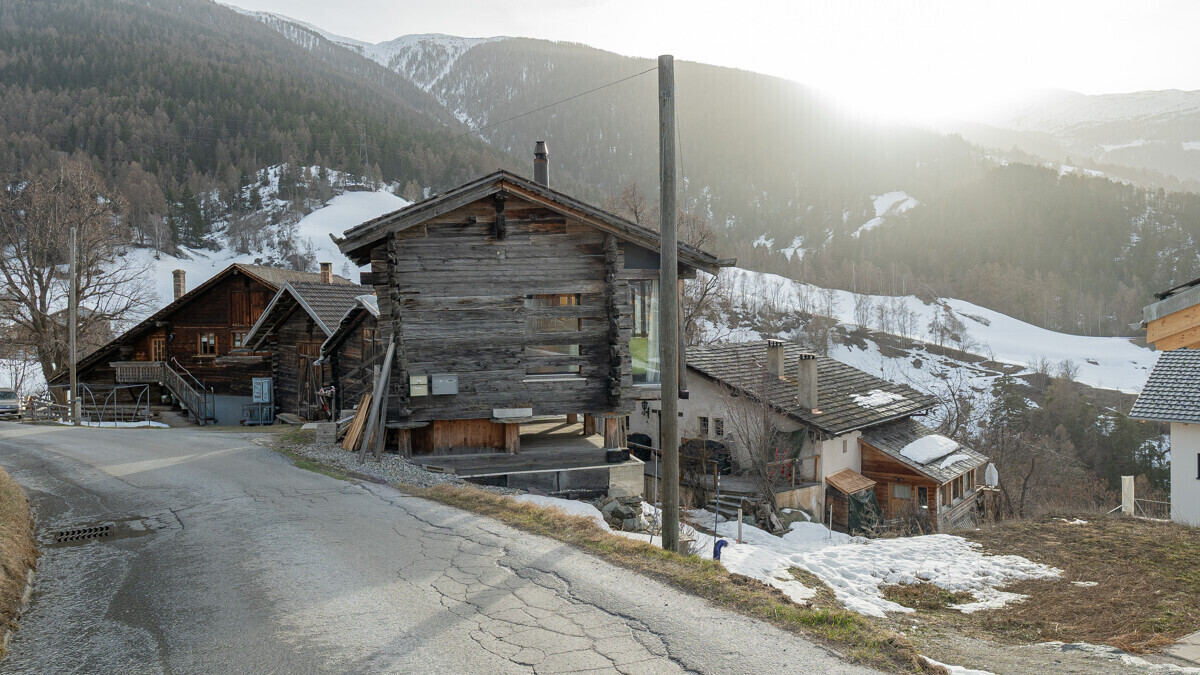 Alpine Dorfansicht mit Holzhäusern