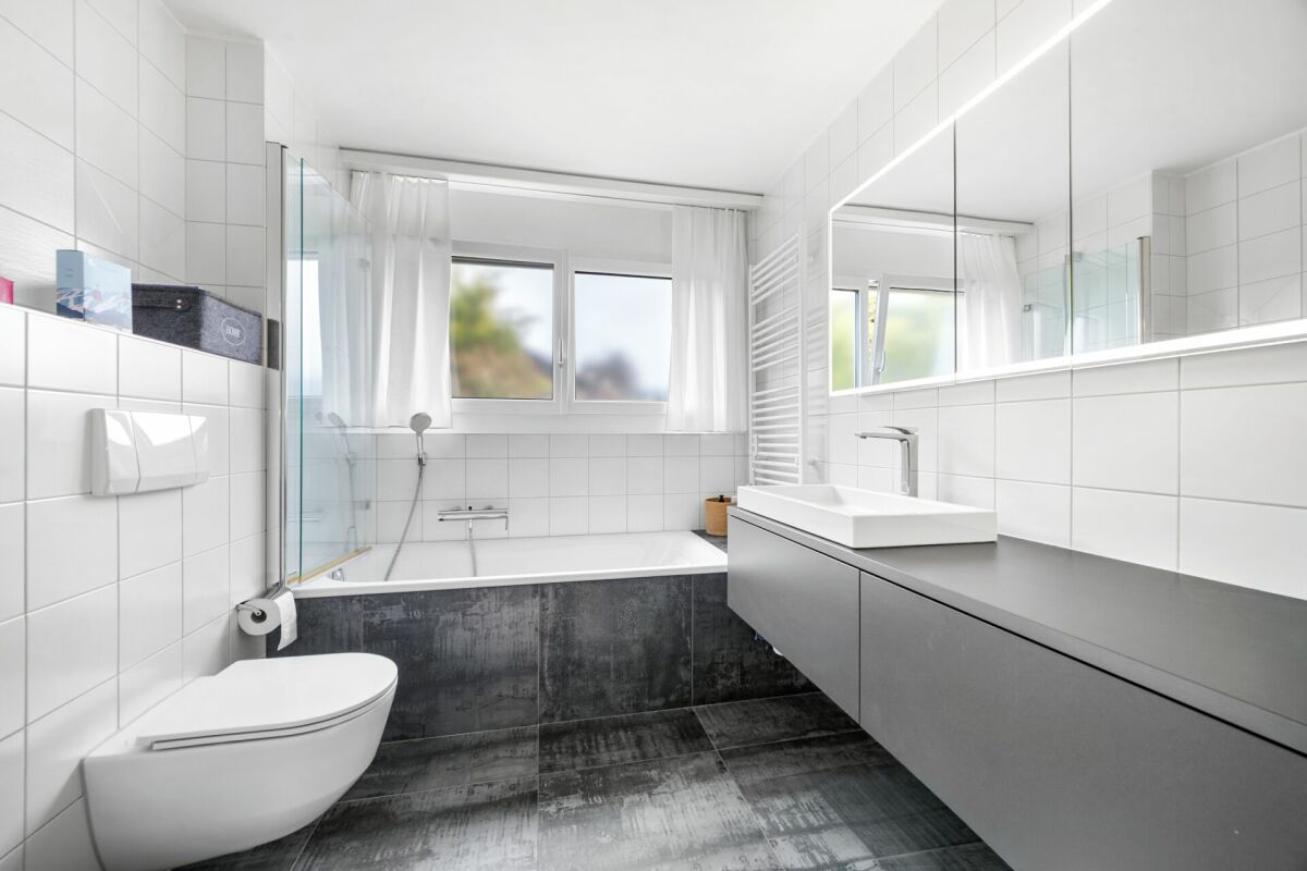 Modernes Badezimmer mit Badewanne und Waschtisch