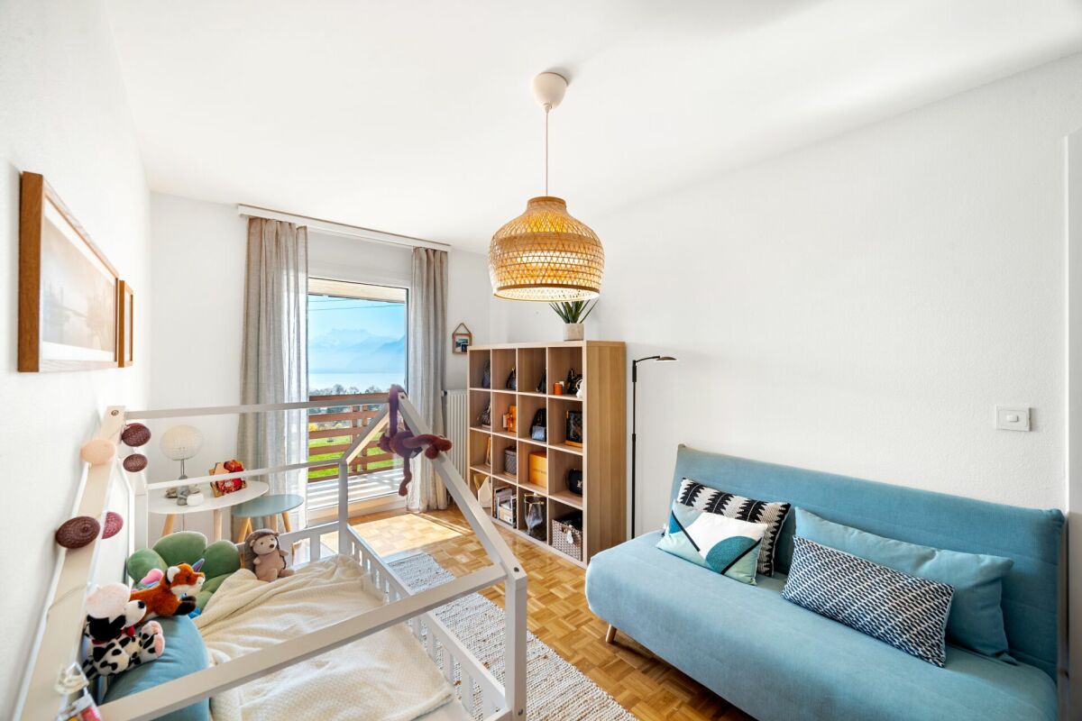 Helles Kinderzimmer mit Balkonblick