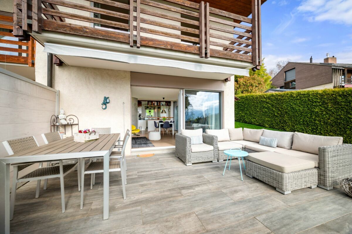 Moderne Terrasse mit Sitz- und Essbereich