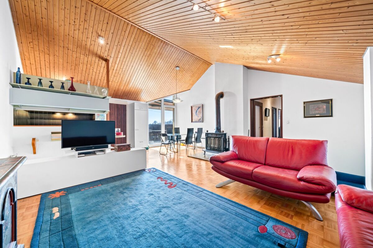Wohnzimmer mit Holzdecke und Kaminofen