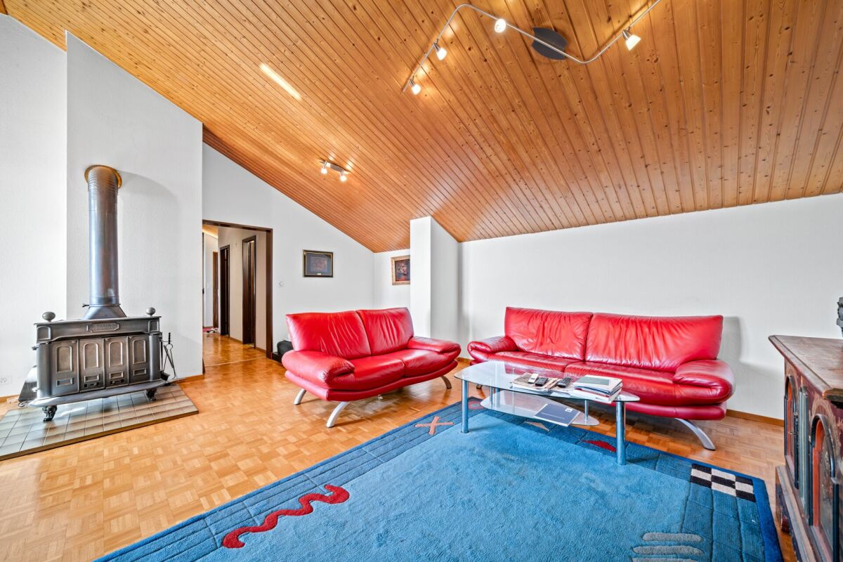 Wohnzimmer mit Holzdecke und Kaminofen