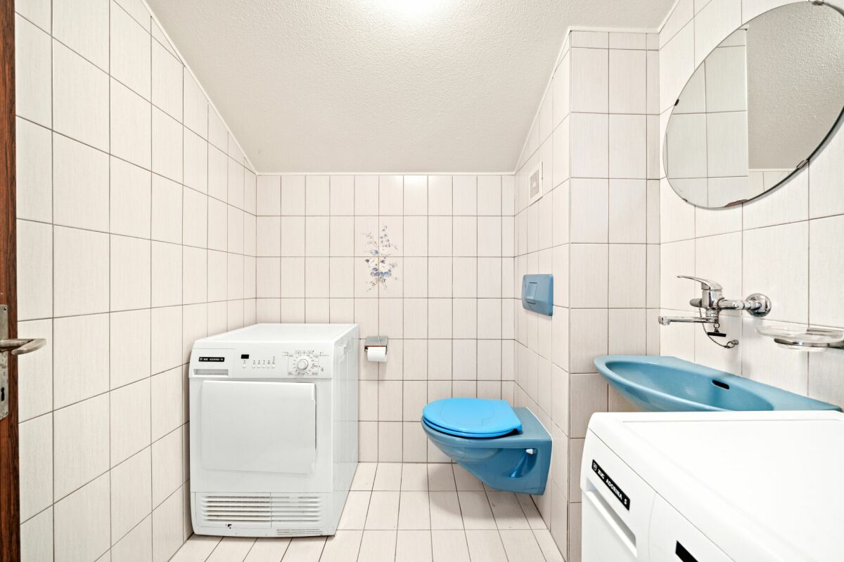 Kompaktes Badezimmer mit Waschbecken und WC
