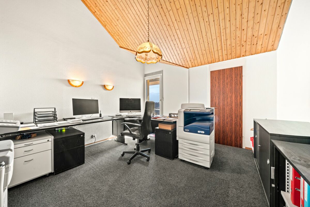 Büro mit Holzdecke und Schrägwand