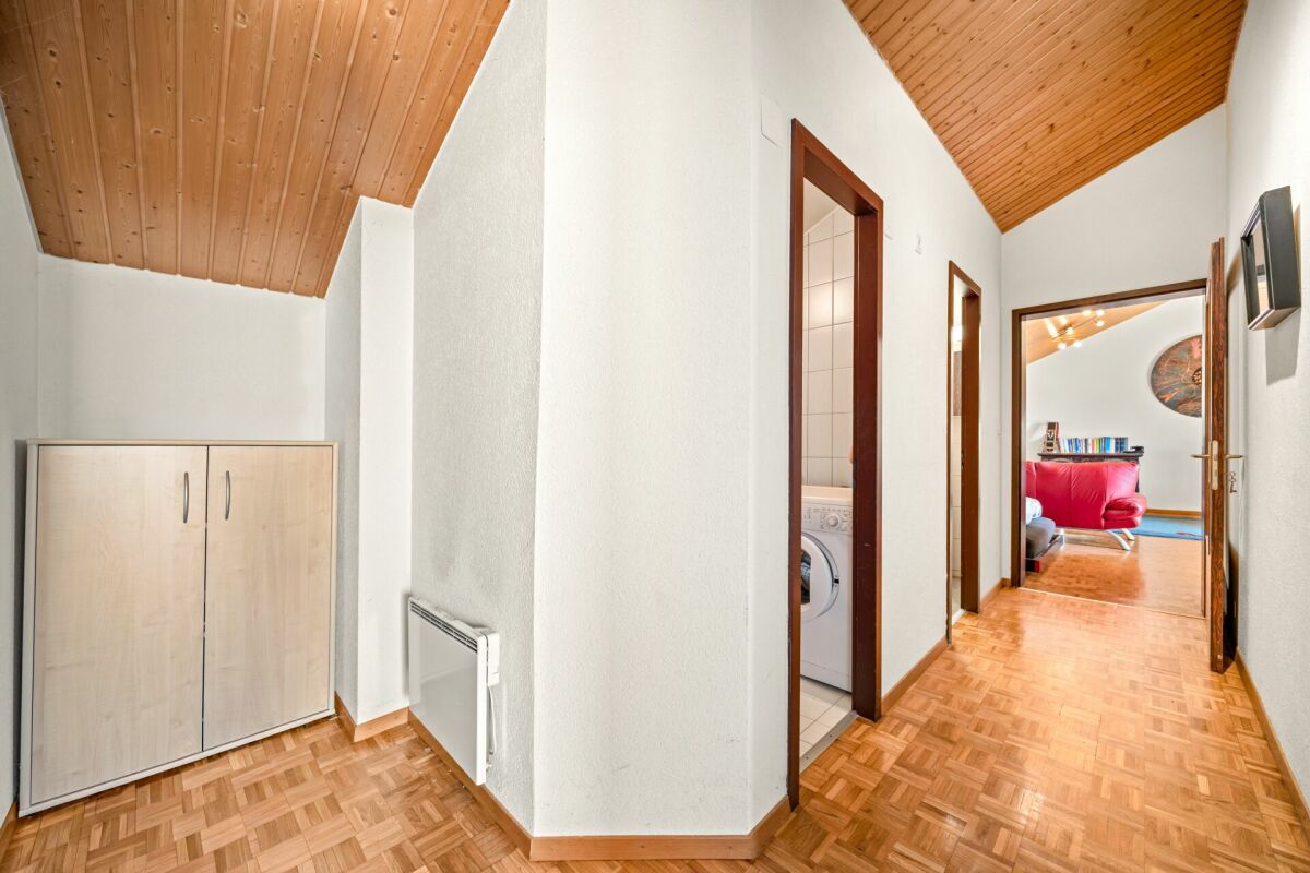 Flur mit Holzdecke und angrenzenden Räumen