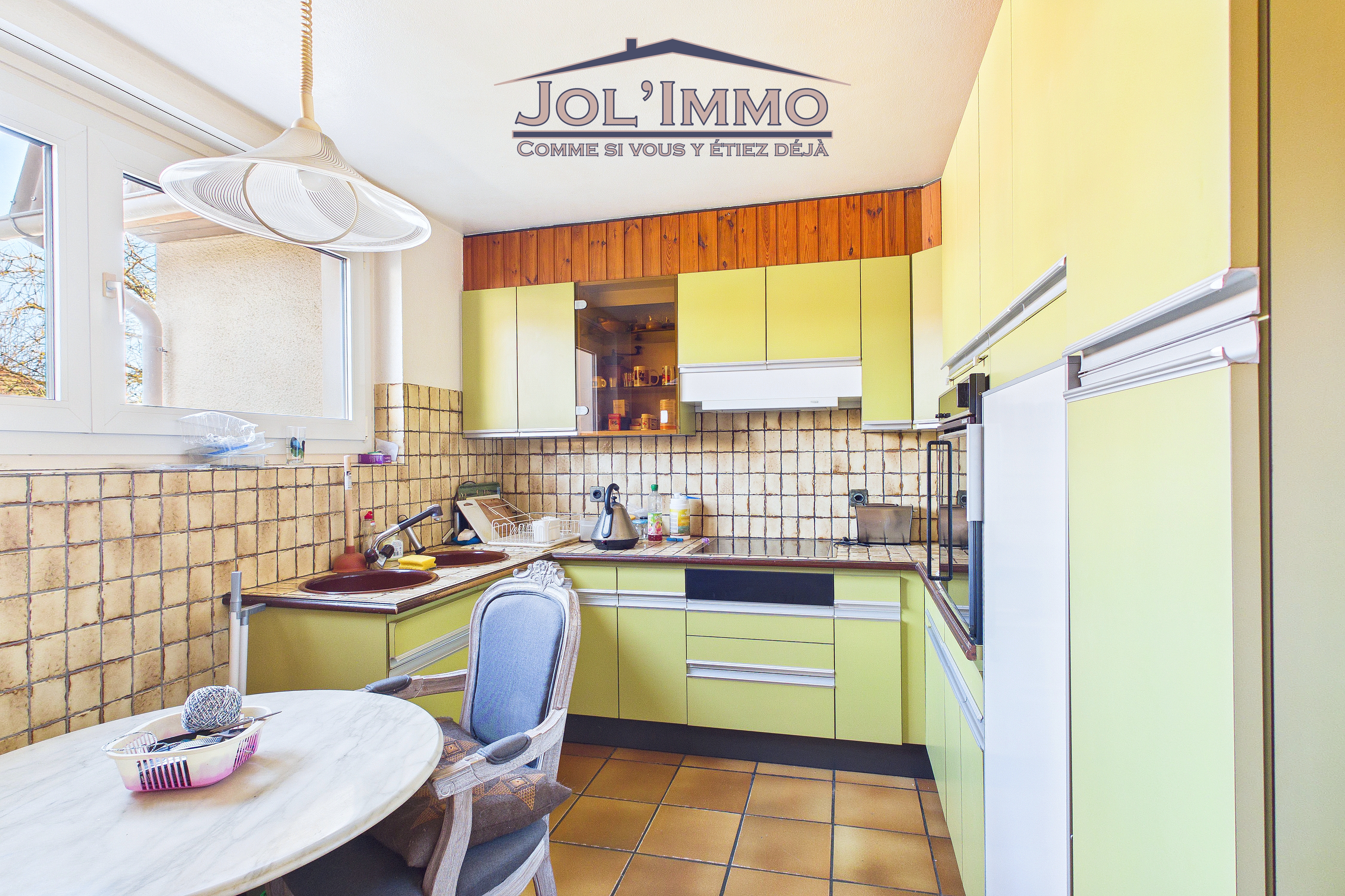 Helle Küche mit Retro-Elementen