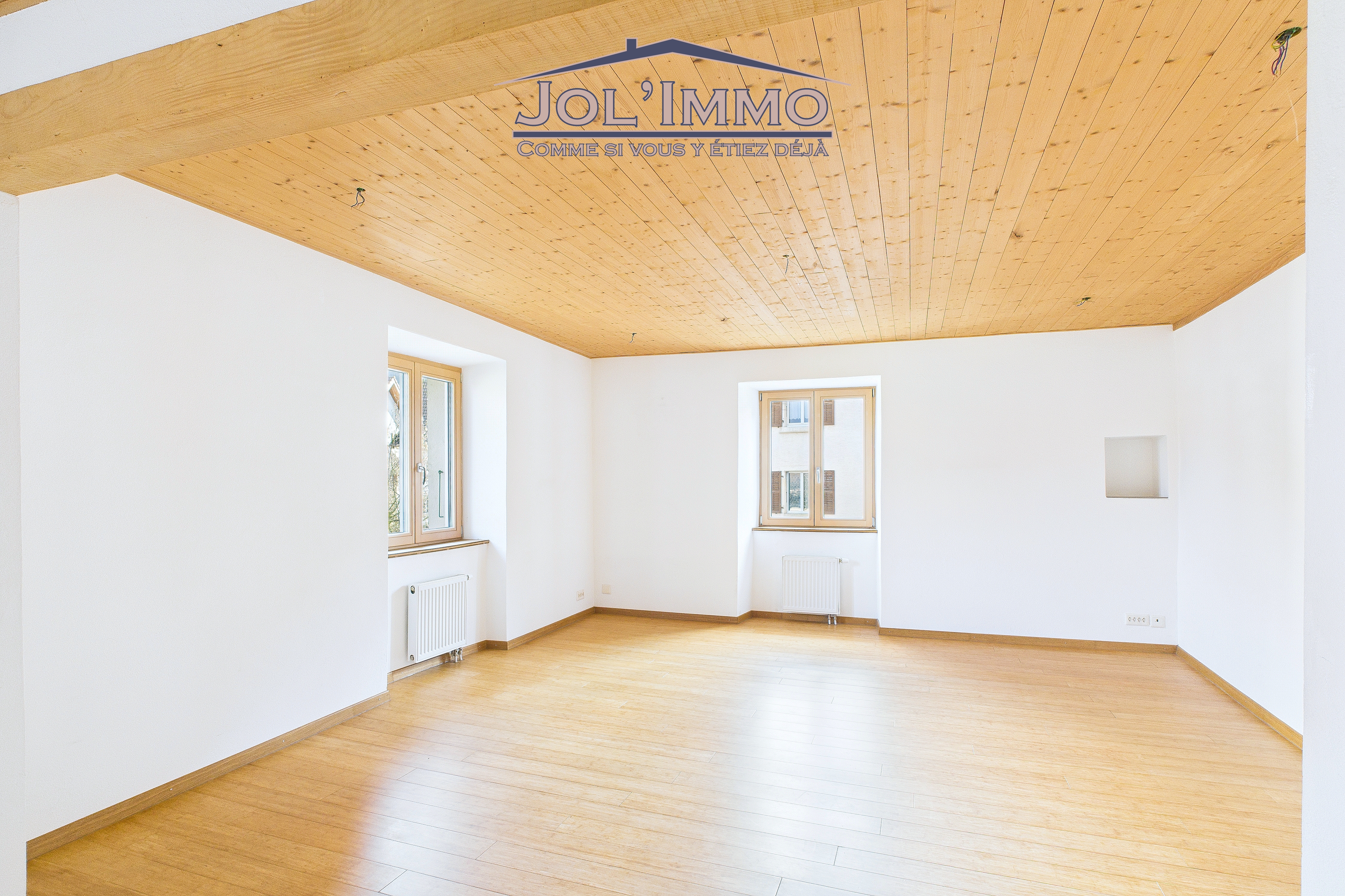 Heller leerer Raum mit Holzdecke