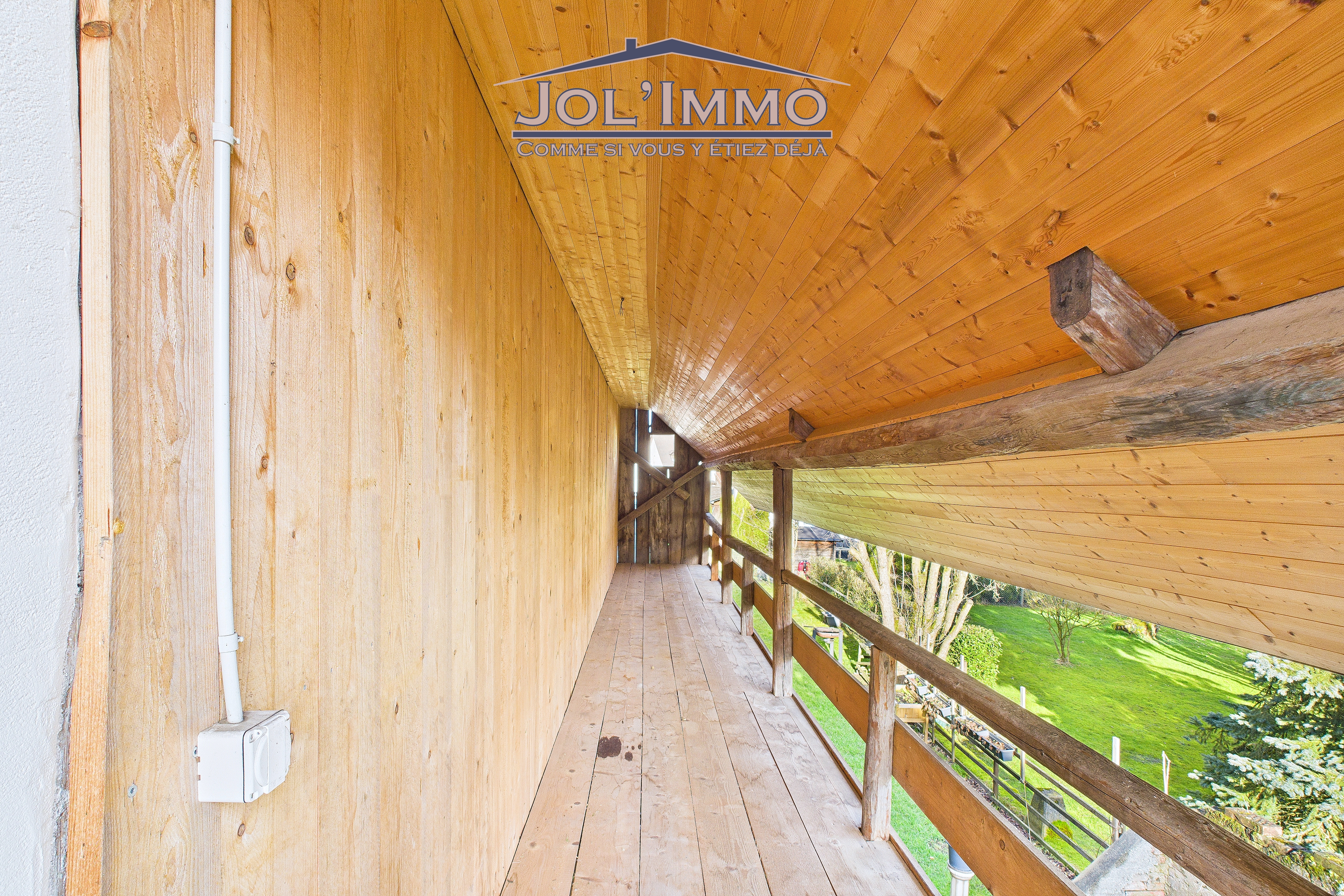 Holzbalkon mit Blick ins Grüne