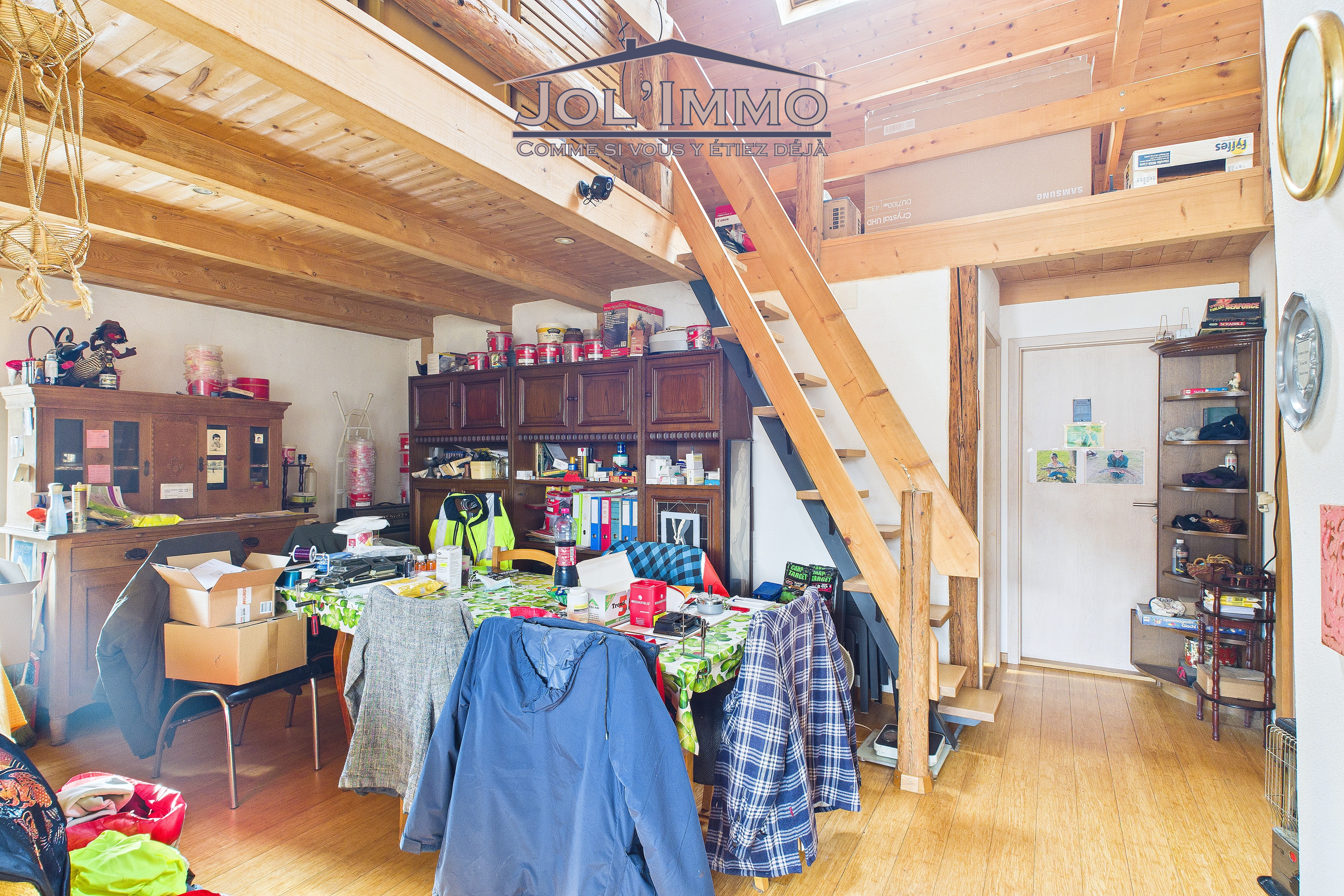 Gemütlicher Dachraum mit Galerie und Holztreppe