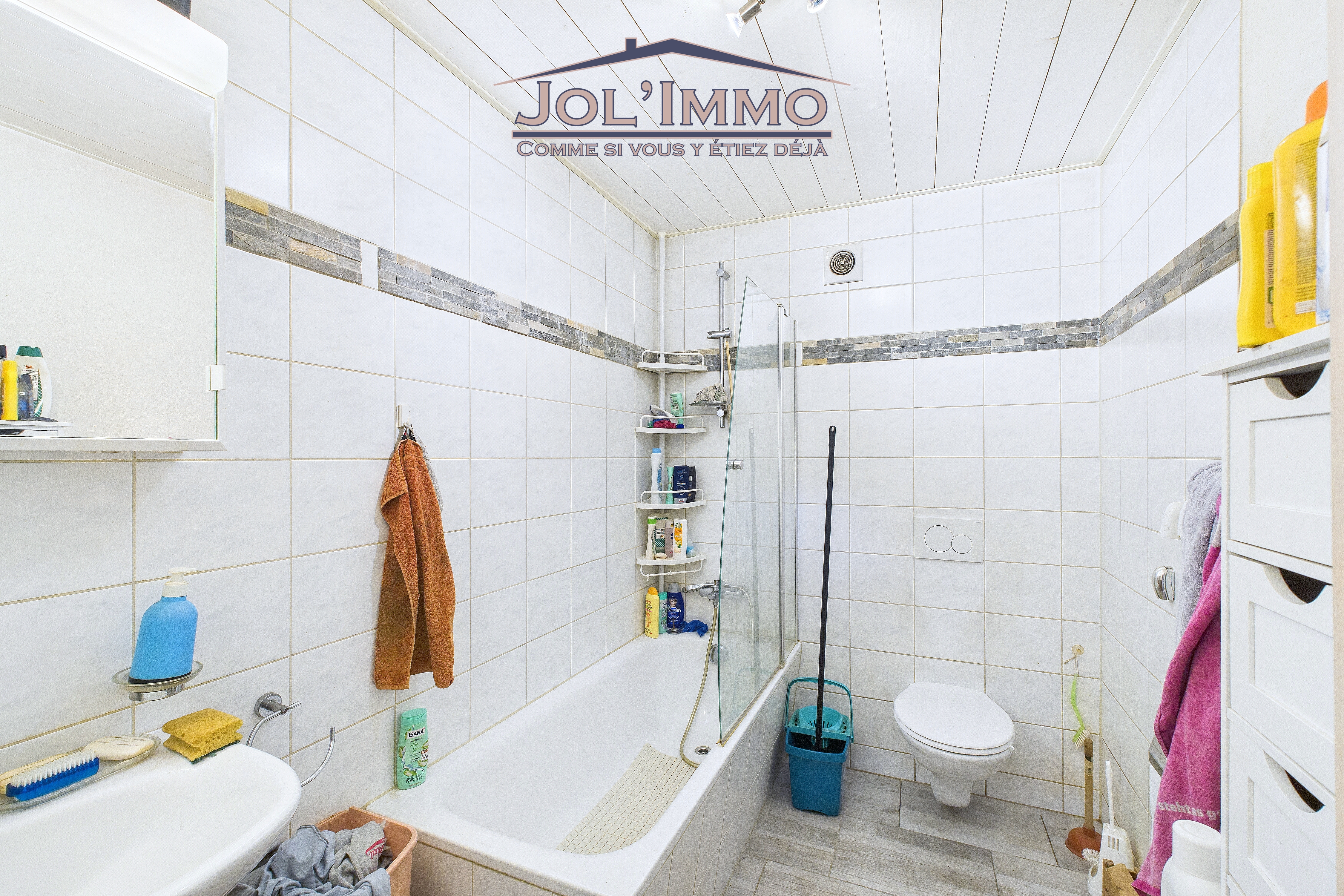 Badezimmer mit Badewanne und Dusche