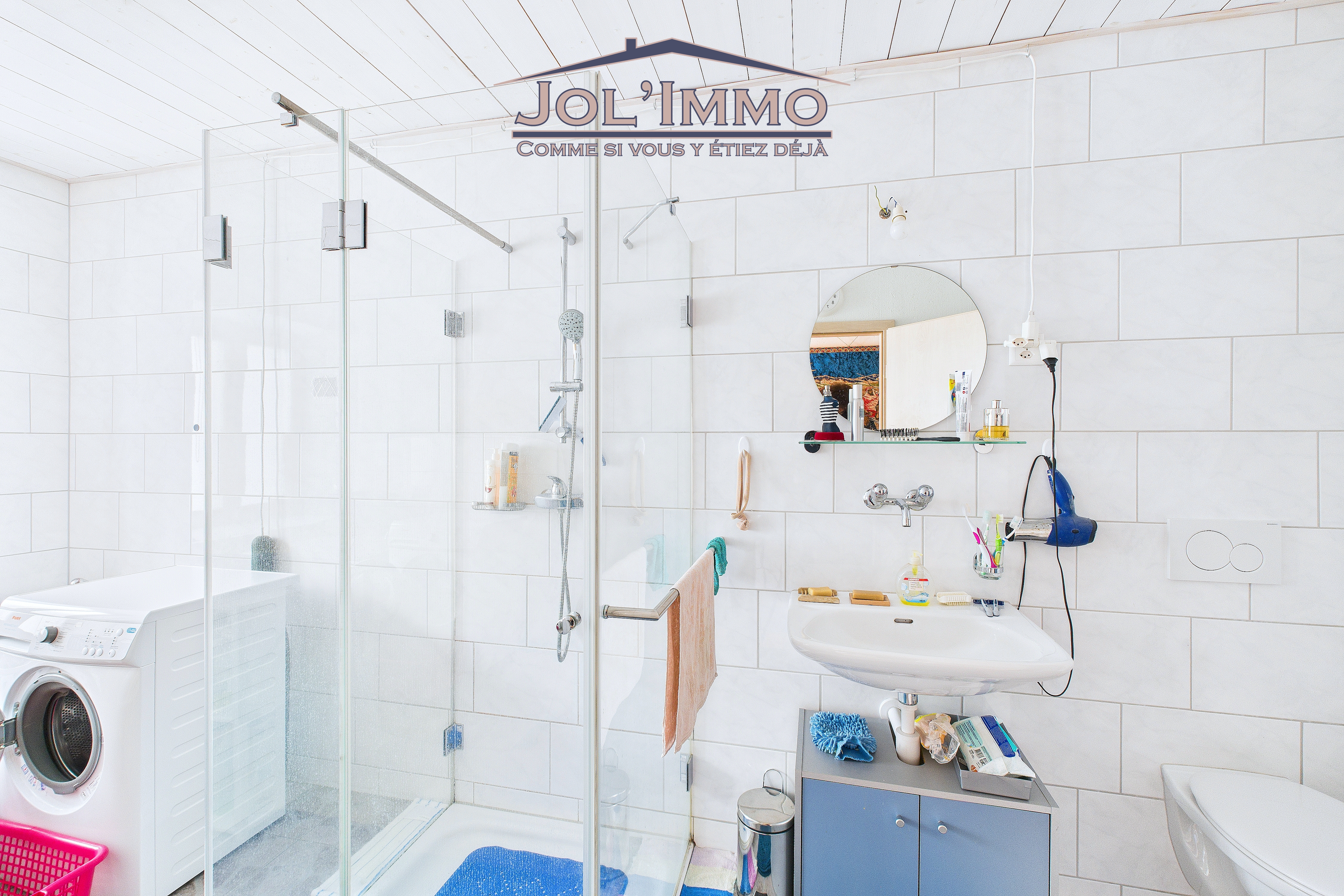 Modernes Badezimmer mit Duschkabine und Waschmaschine