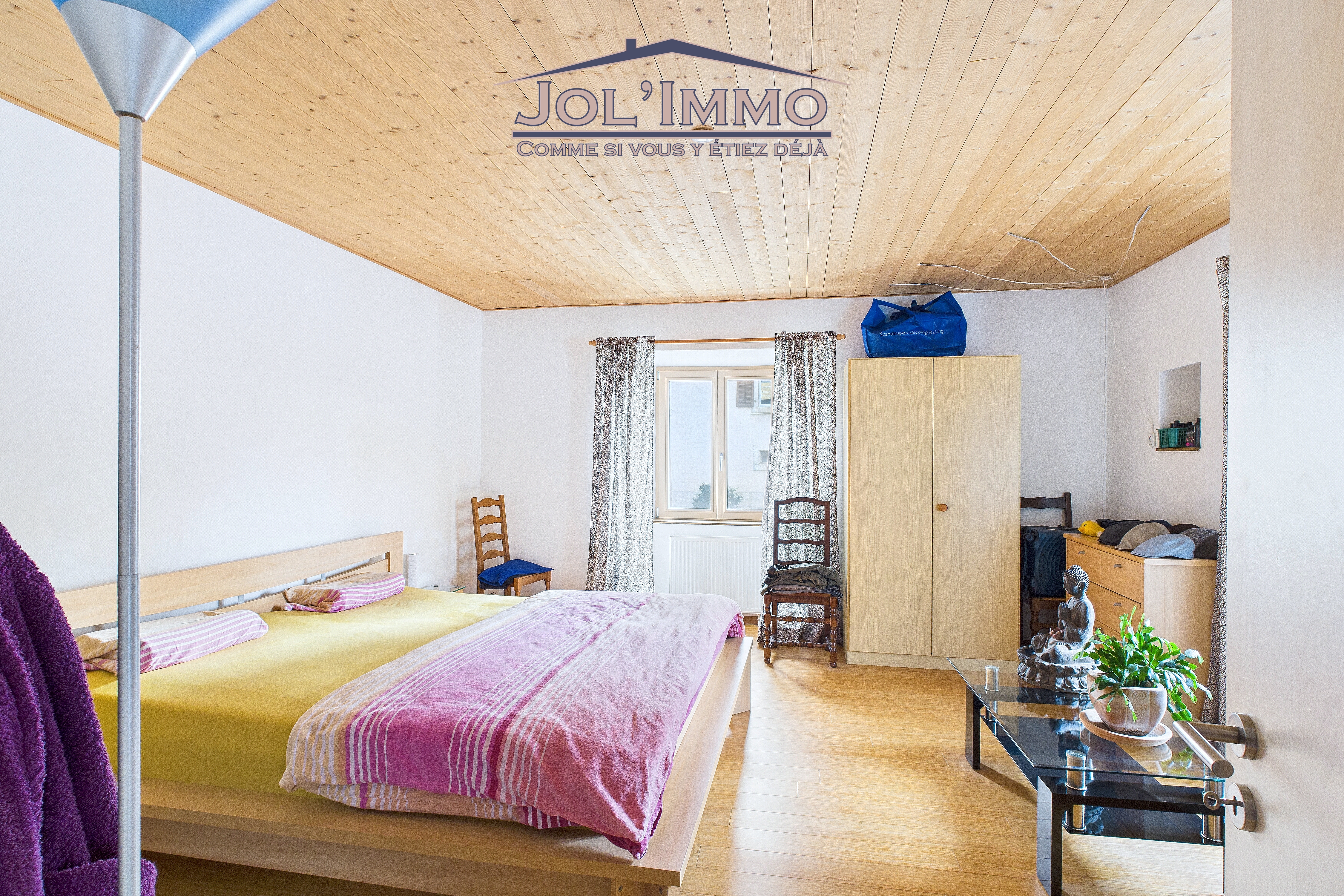Schlafzimmer mit Holzbalkendecke