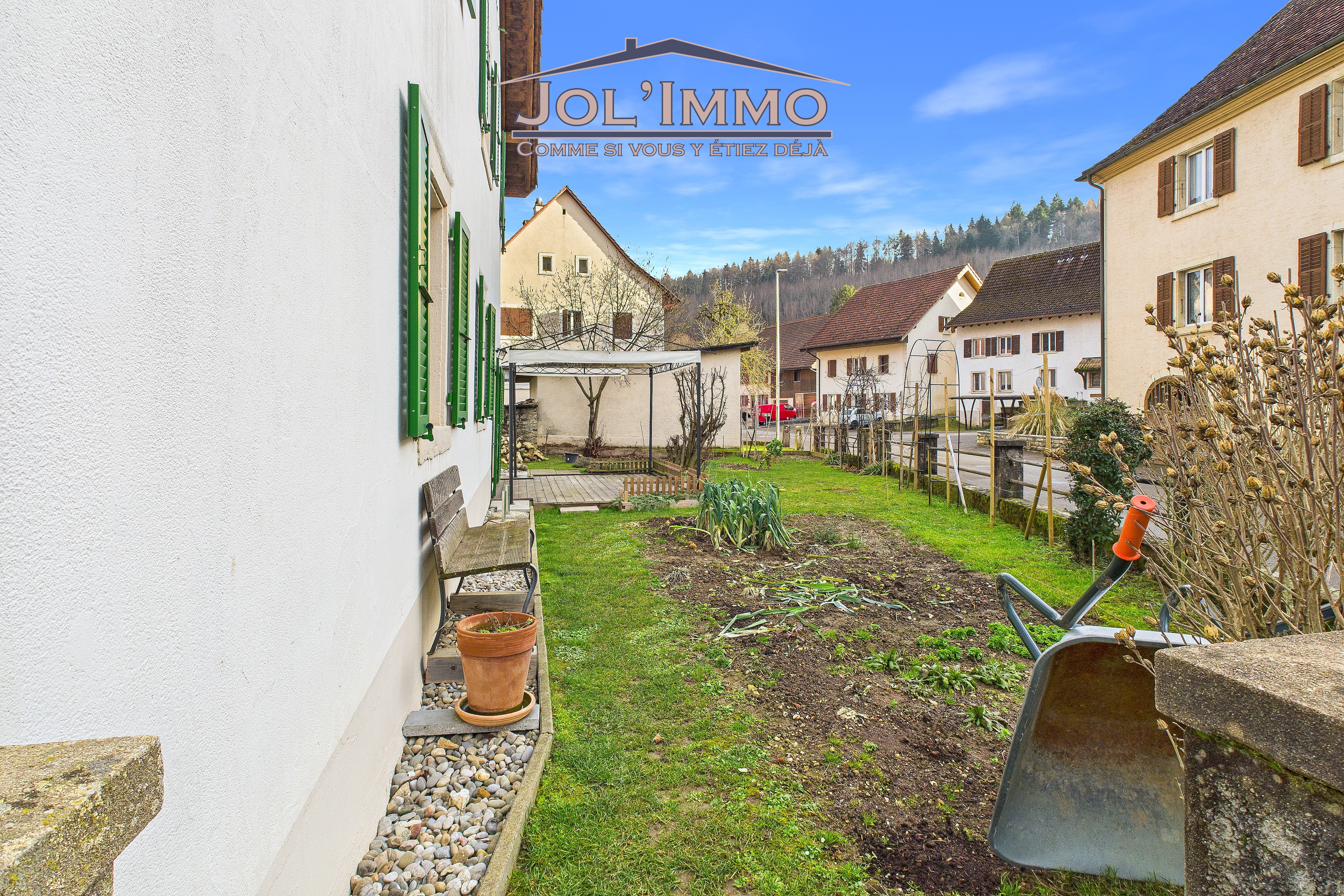 Garten mit Nachbarhäusern