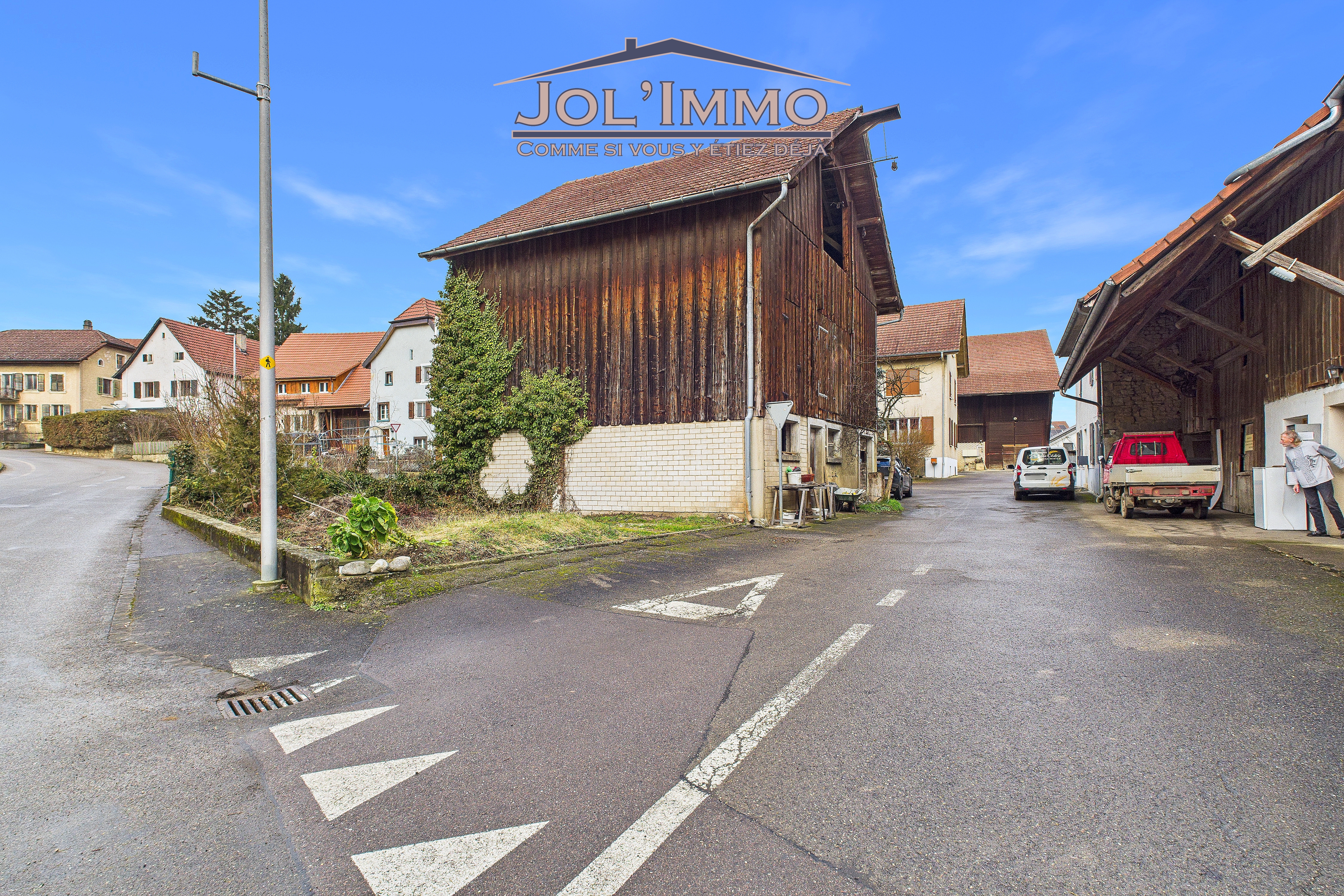 Ländliche Hof- und Straßenansicht