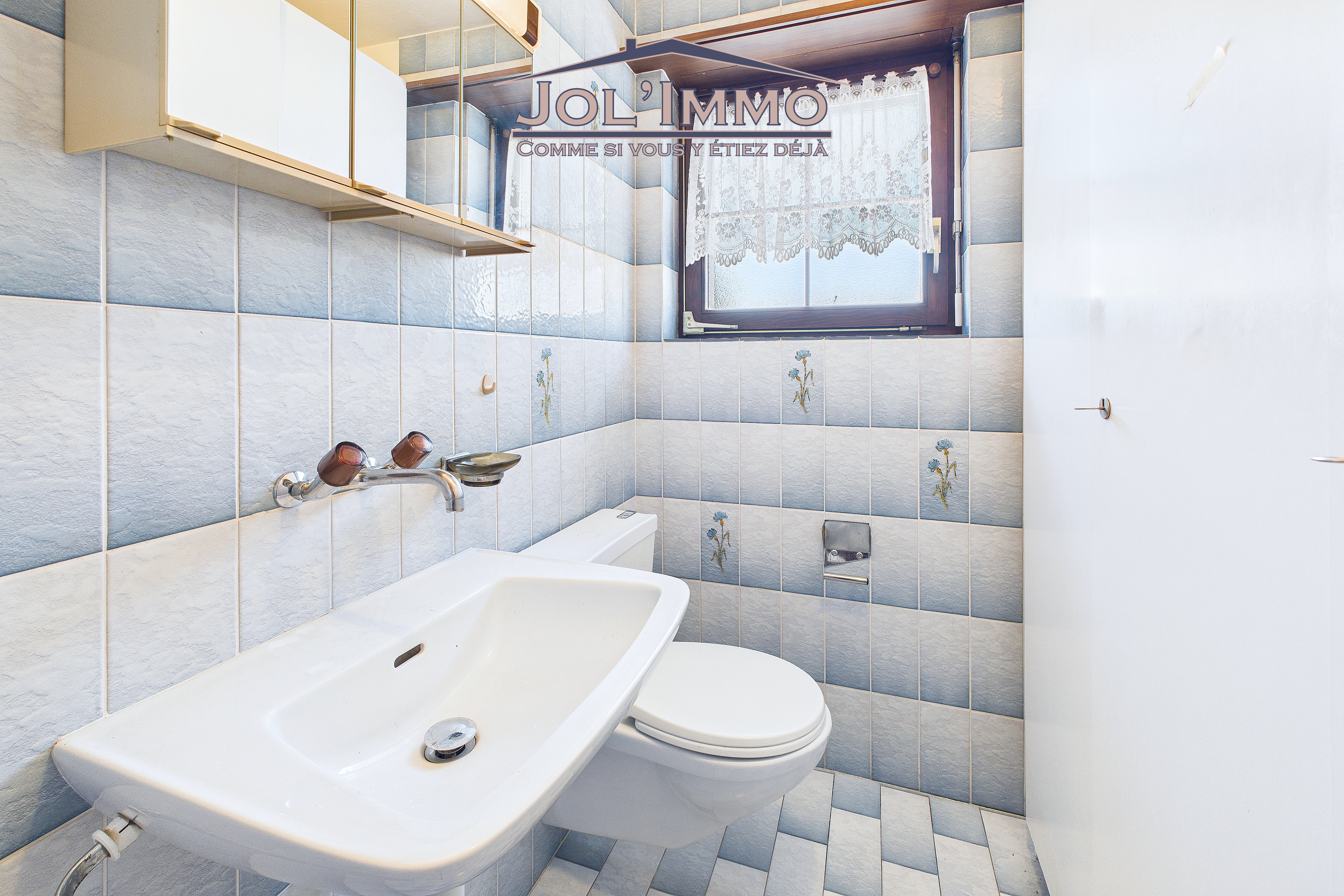 Kleines Badezimmer mit blau-weißen Fliesen