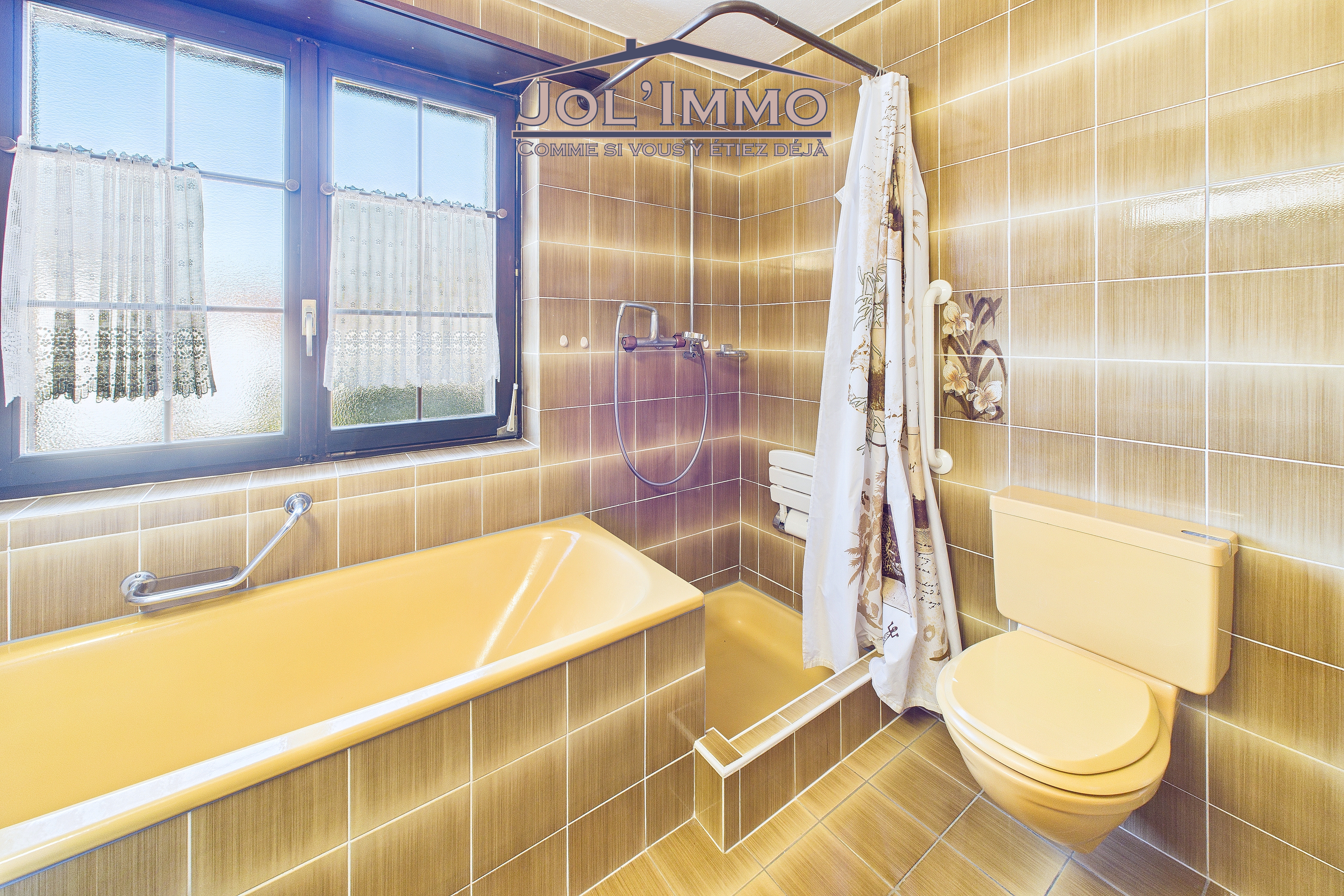Retro-Badezimmer mit Badewanne und WC