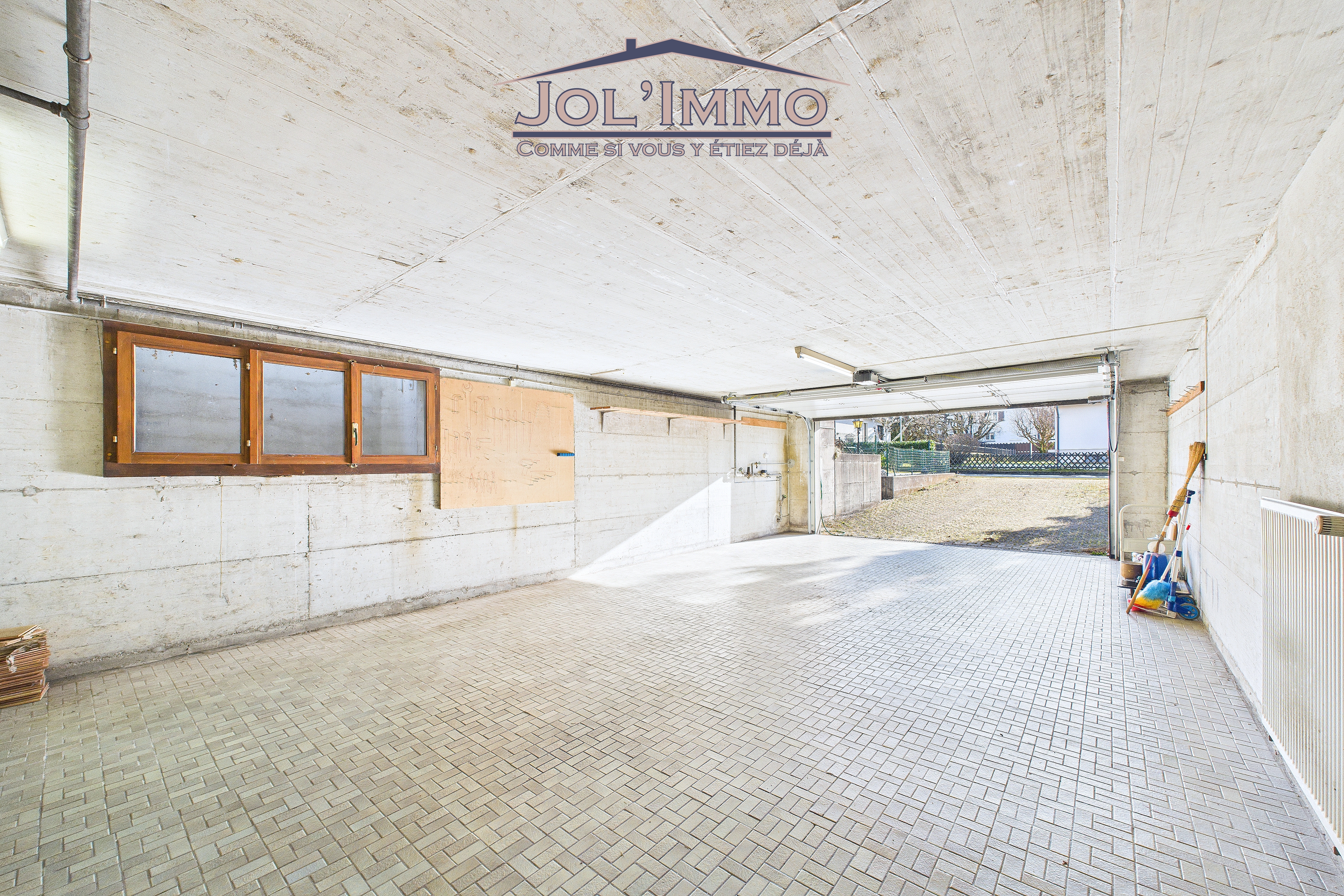 Helle Garage mit Ausfahrt zum Hof