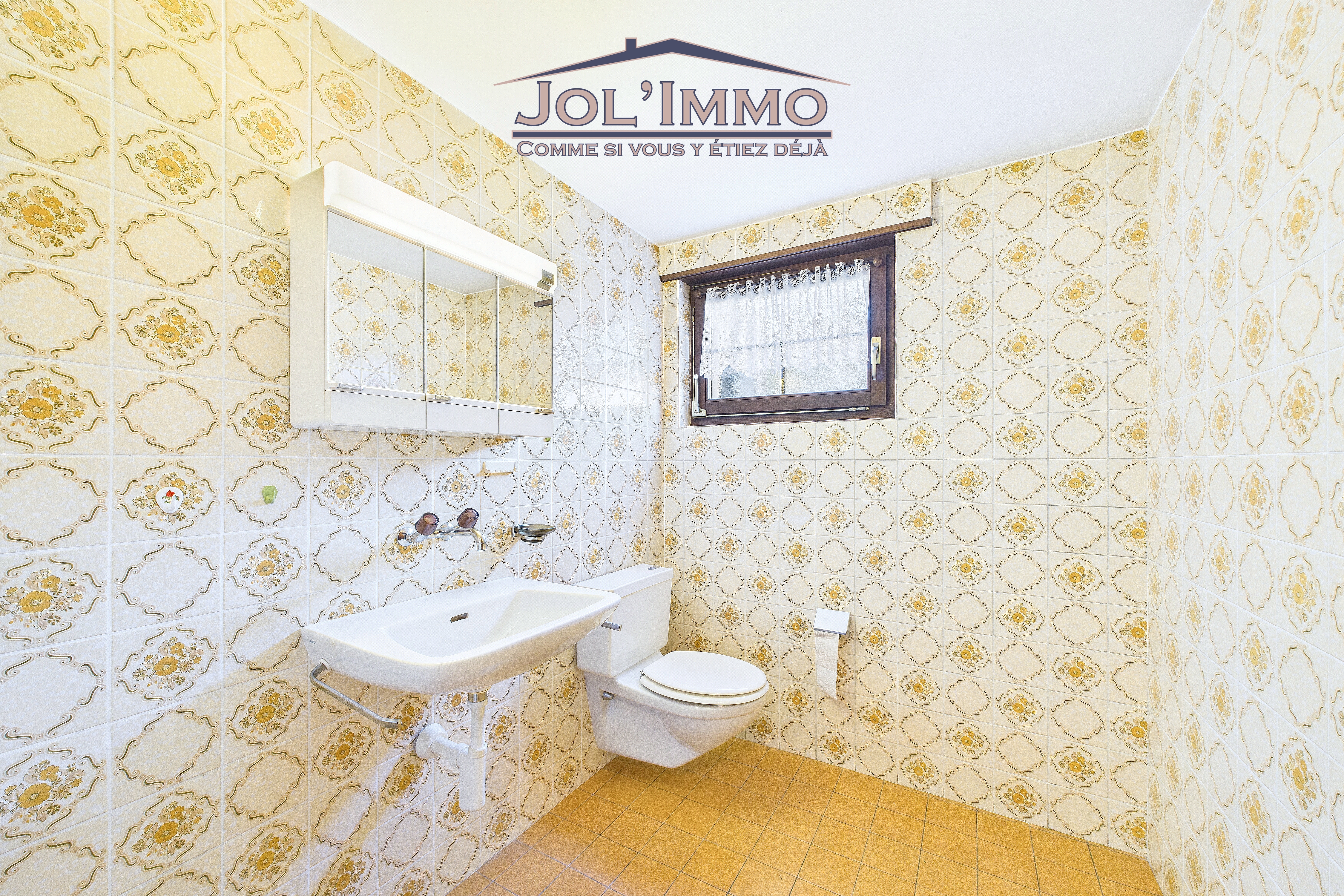 Vintage-Gäste-WC mit floralen Fliesen