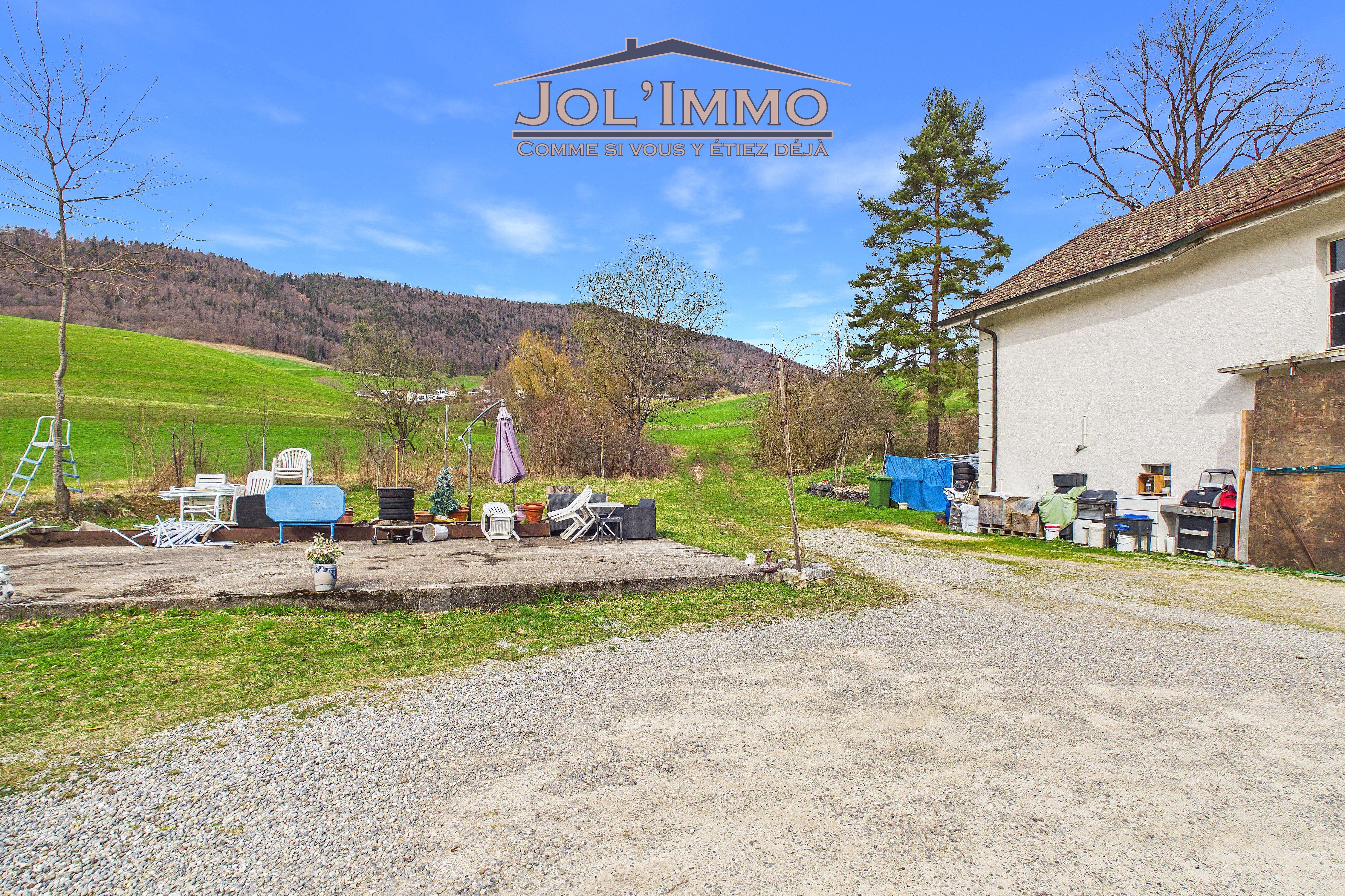 Ländliche Außenansicht mit Hof und Garten