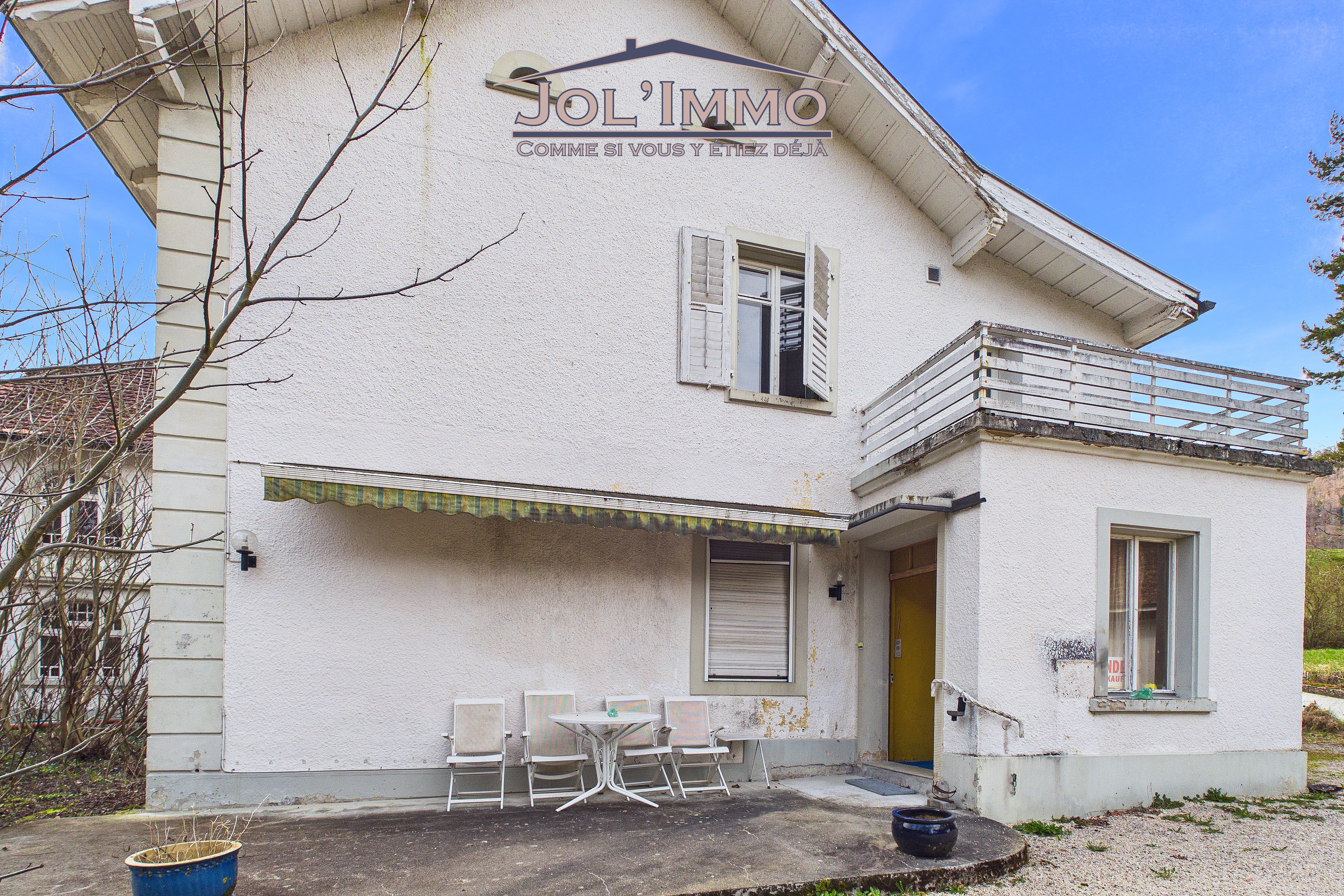Außenansicht eines älteren Wohnhauses mit Balkon