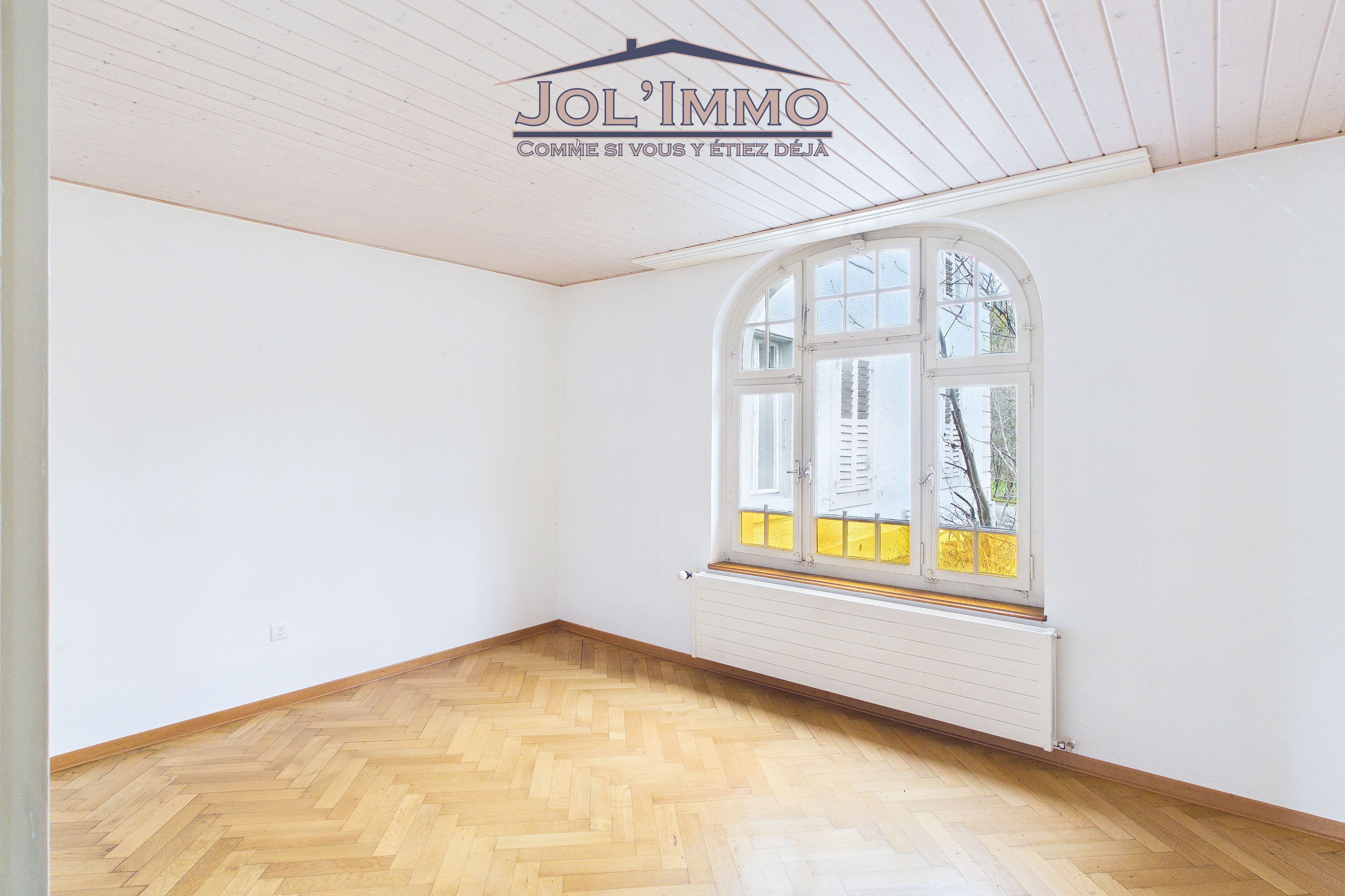 Leeres Zimmer mit Bogenfenster